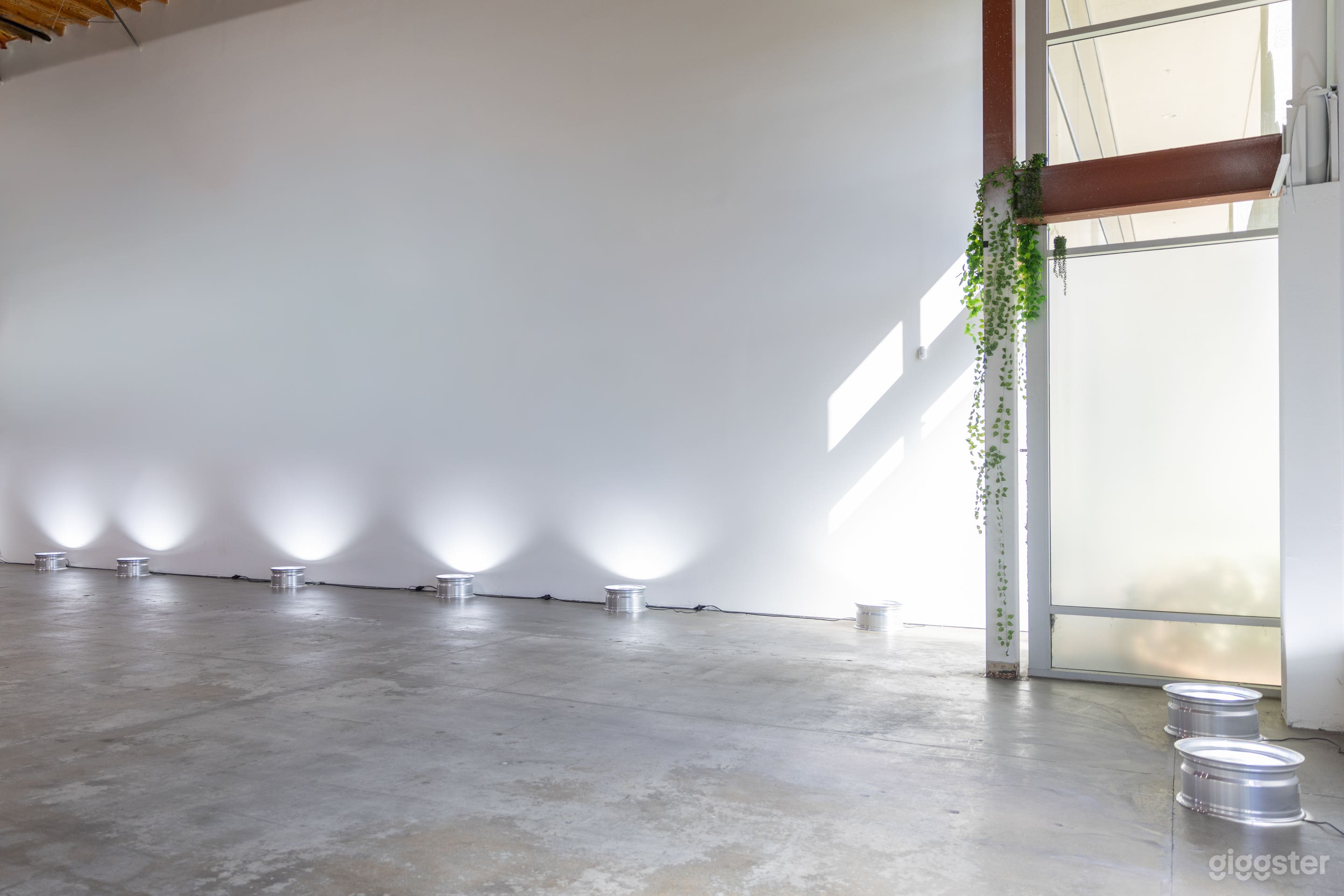 Clean and Spacious Warehouse with Natural Light Photo 3