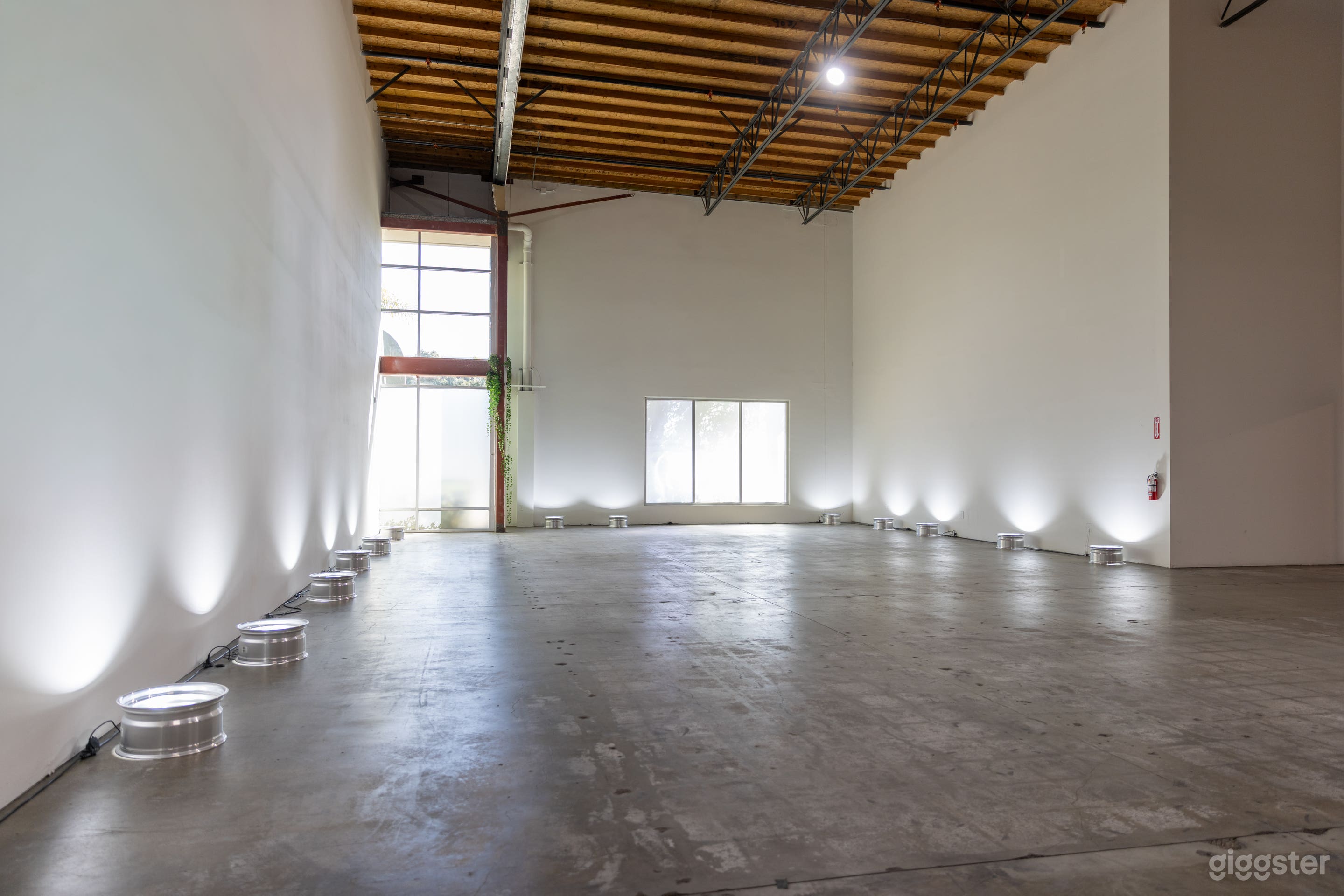 Clean and Spacious Warehouse with Natural Light Photo 1