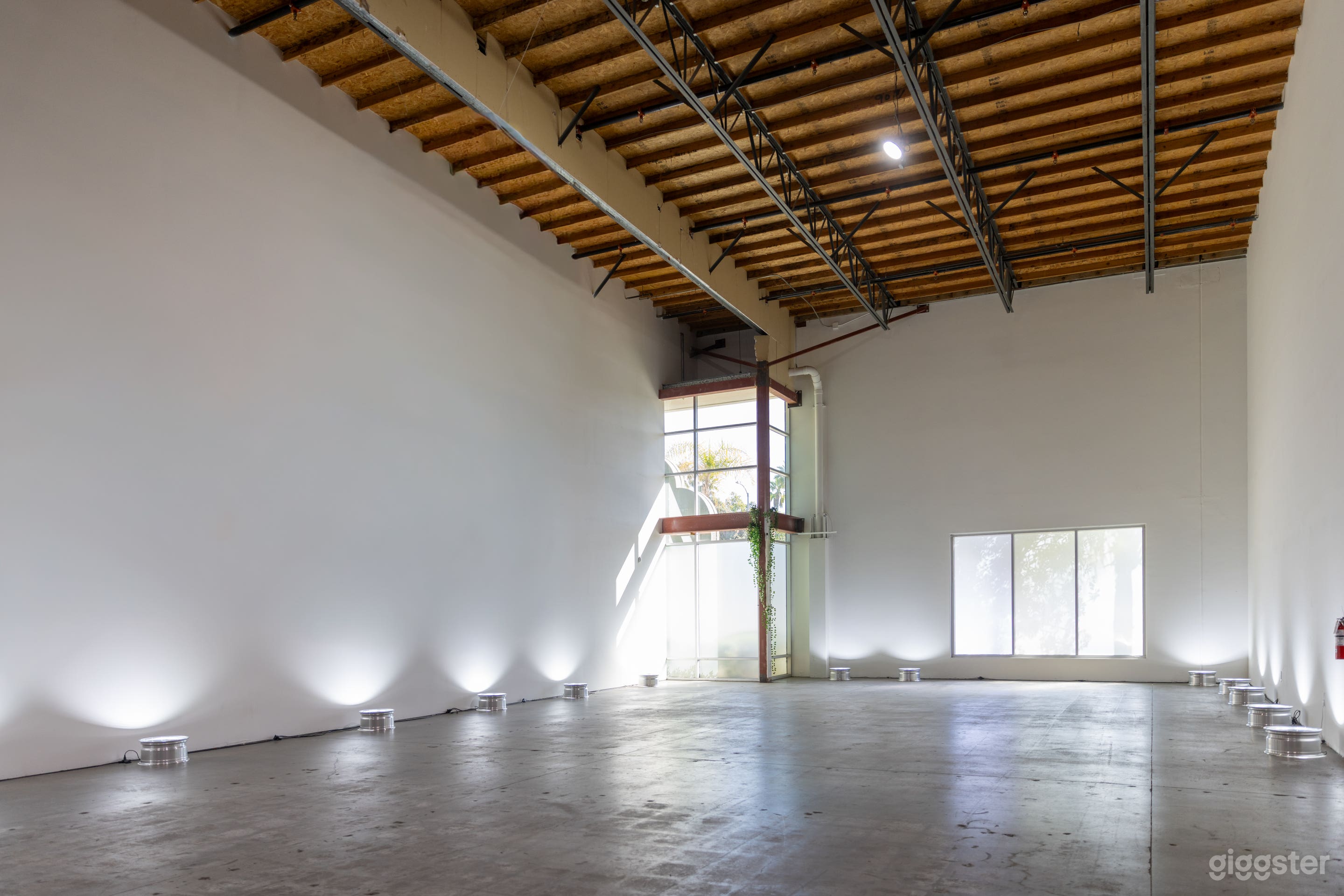 Clean and Spacious Warehouse with Natural Light Photo 2