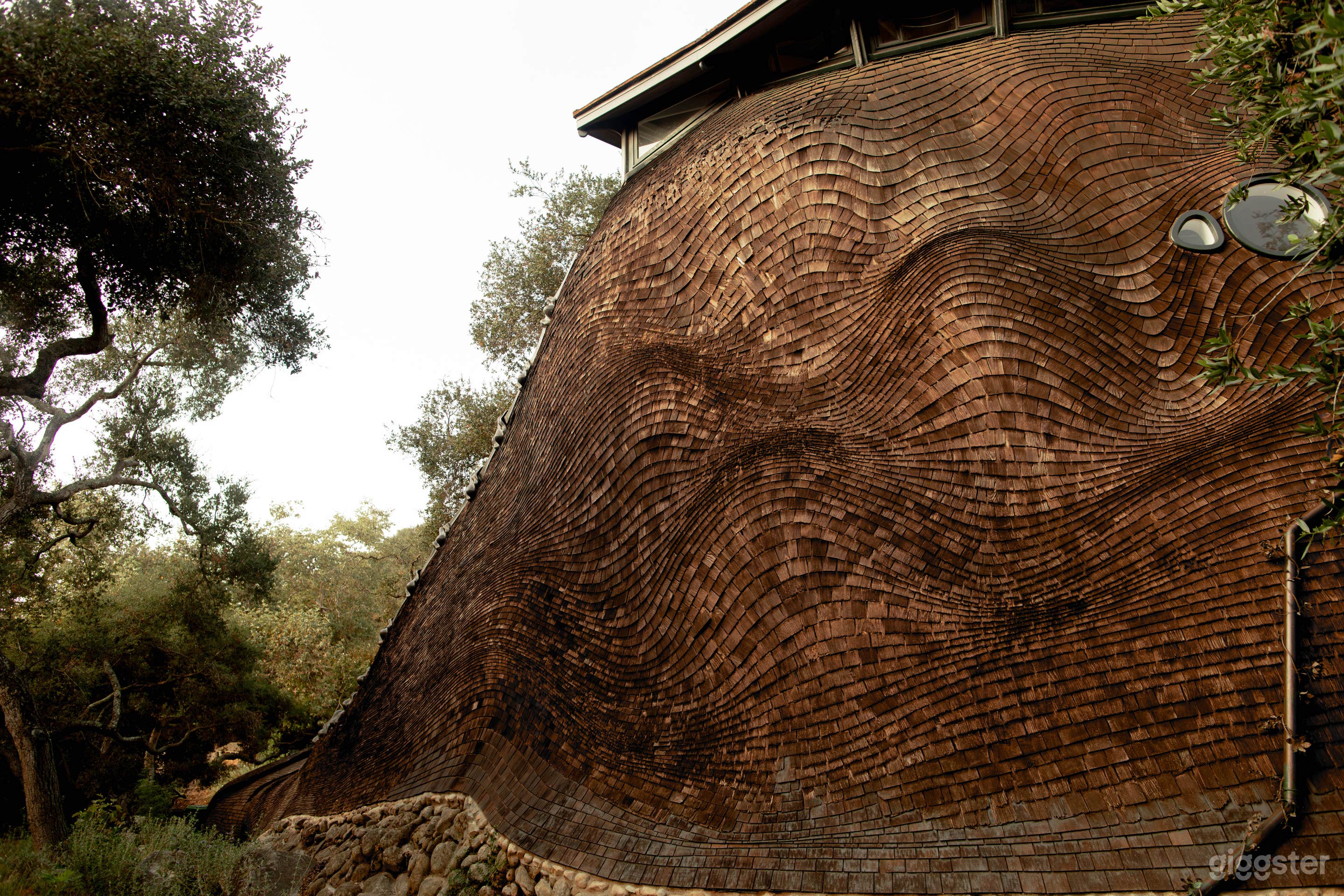 Psychedelic Sculptural Bath House Photo 3