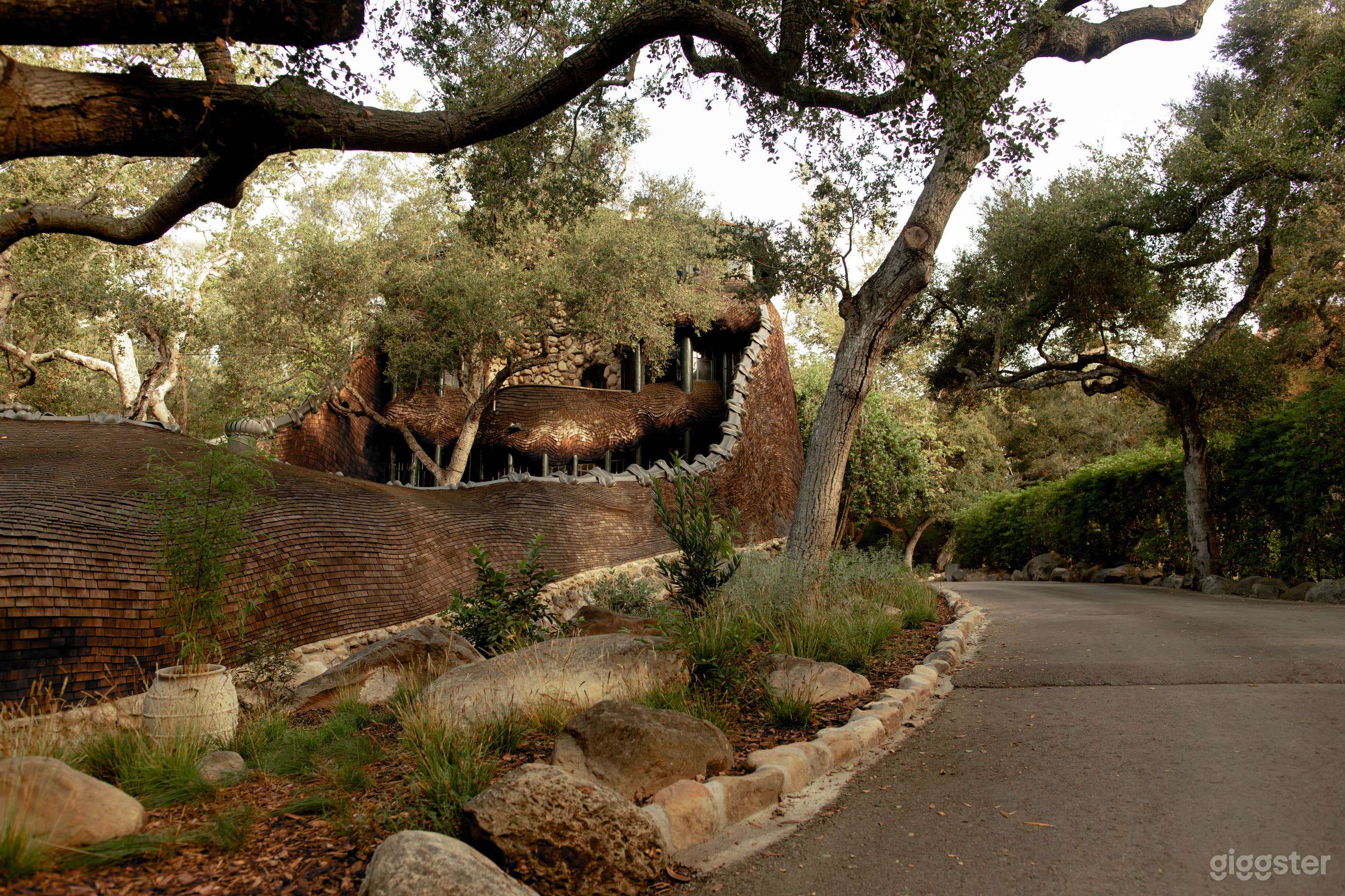 Psychedelic Sculptural Bath House Photo 4