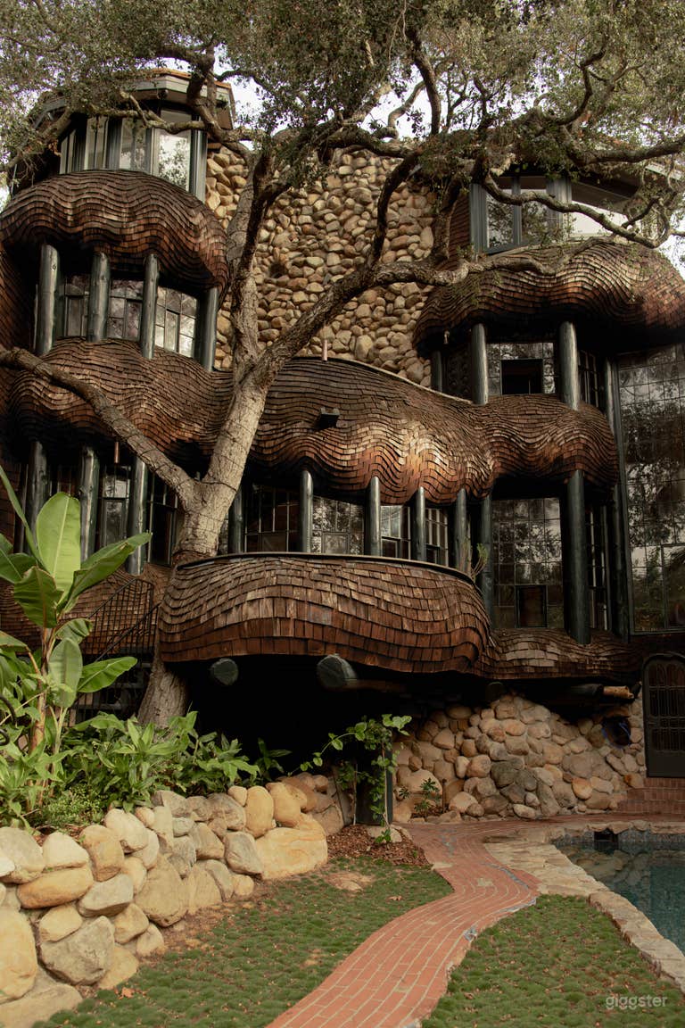  Psychedelic Sculptural Bath House 