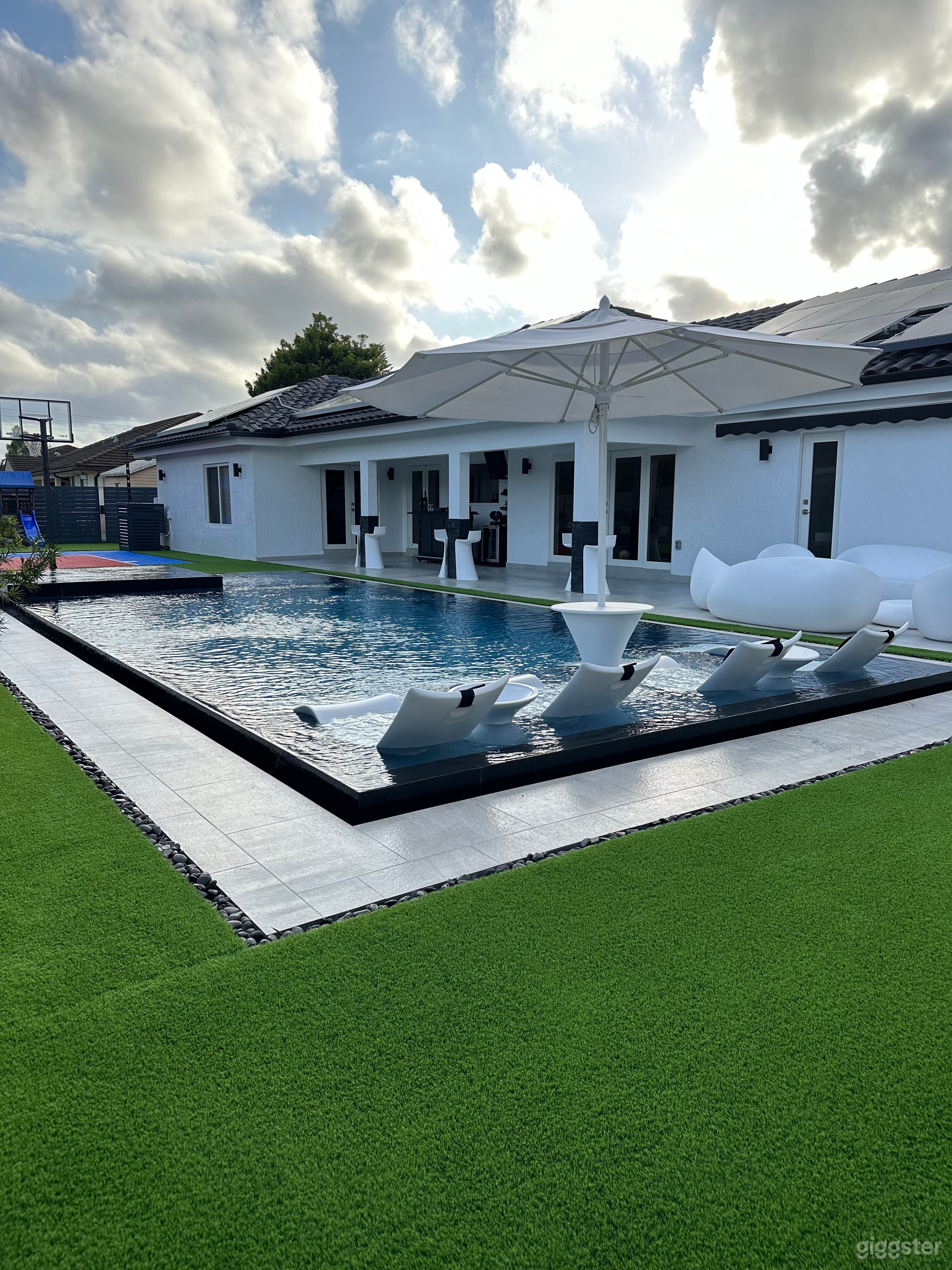 West Kendal resort style infinity pool Photo 4