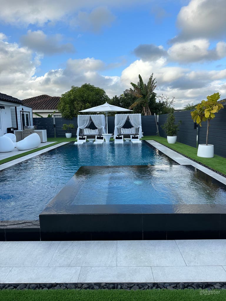  West Kendal resort style infinity pool 