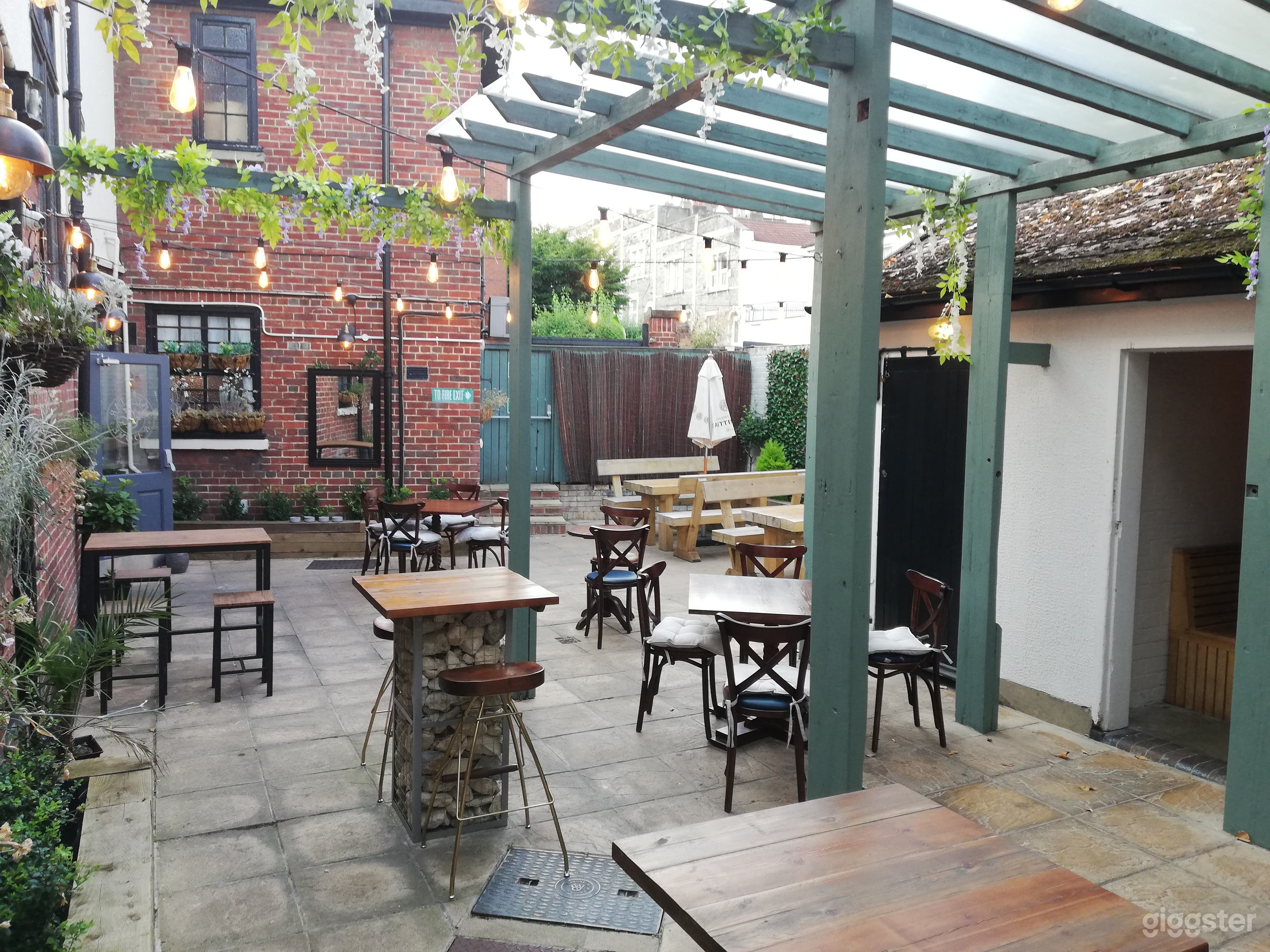 Local neighbourhood restaurant, pub and bar in Totterdown, Bristol Photo 4