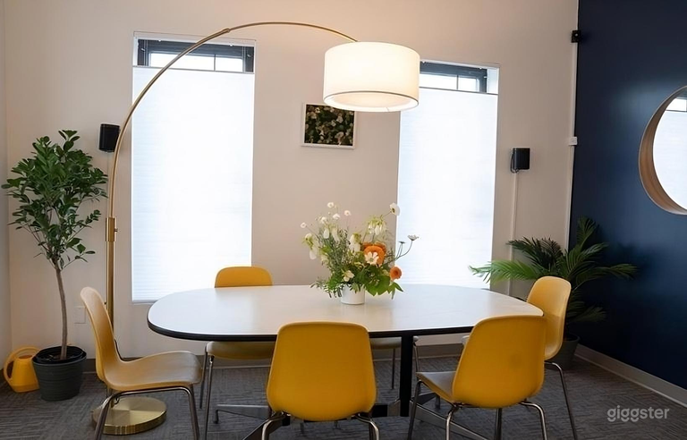  Lounge & Meeting Space with Green Room Access 