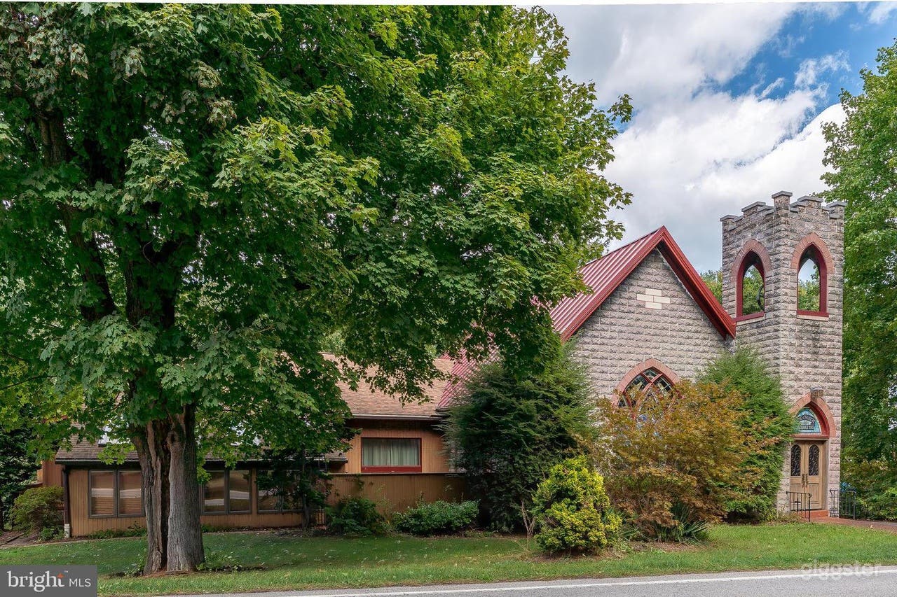 Beautiful Church House for a Dramatic Production! Photo 3