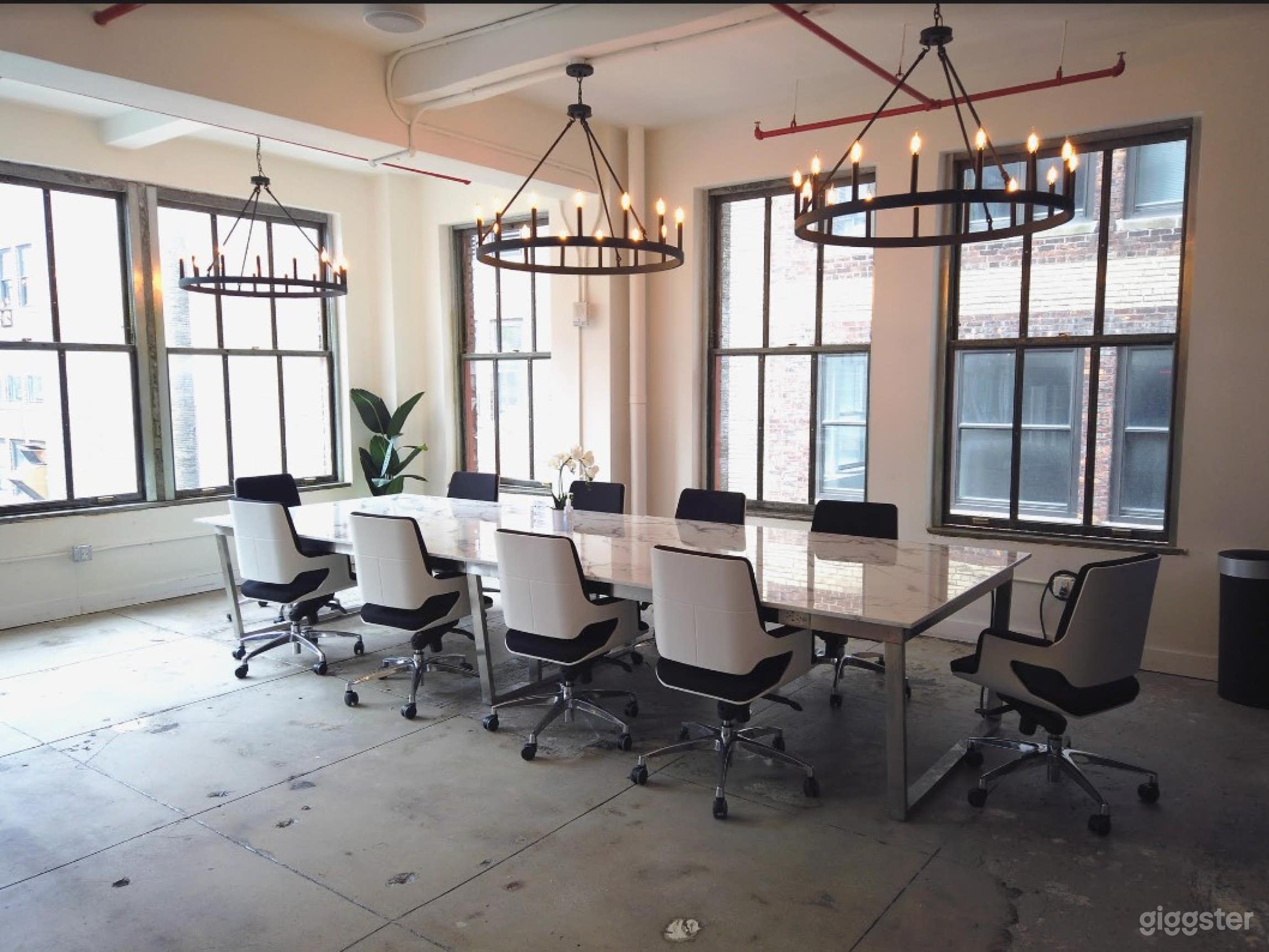 OASIS by Workville - Conference Center &amp; Corporate Events, Flex Office, Meeting Space Venue &amp; Rooftop Photo 2