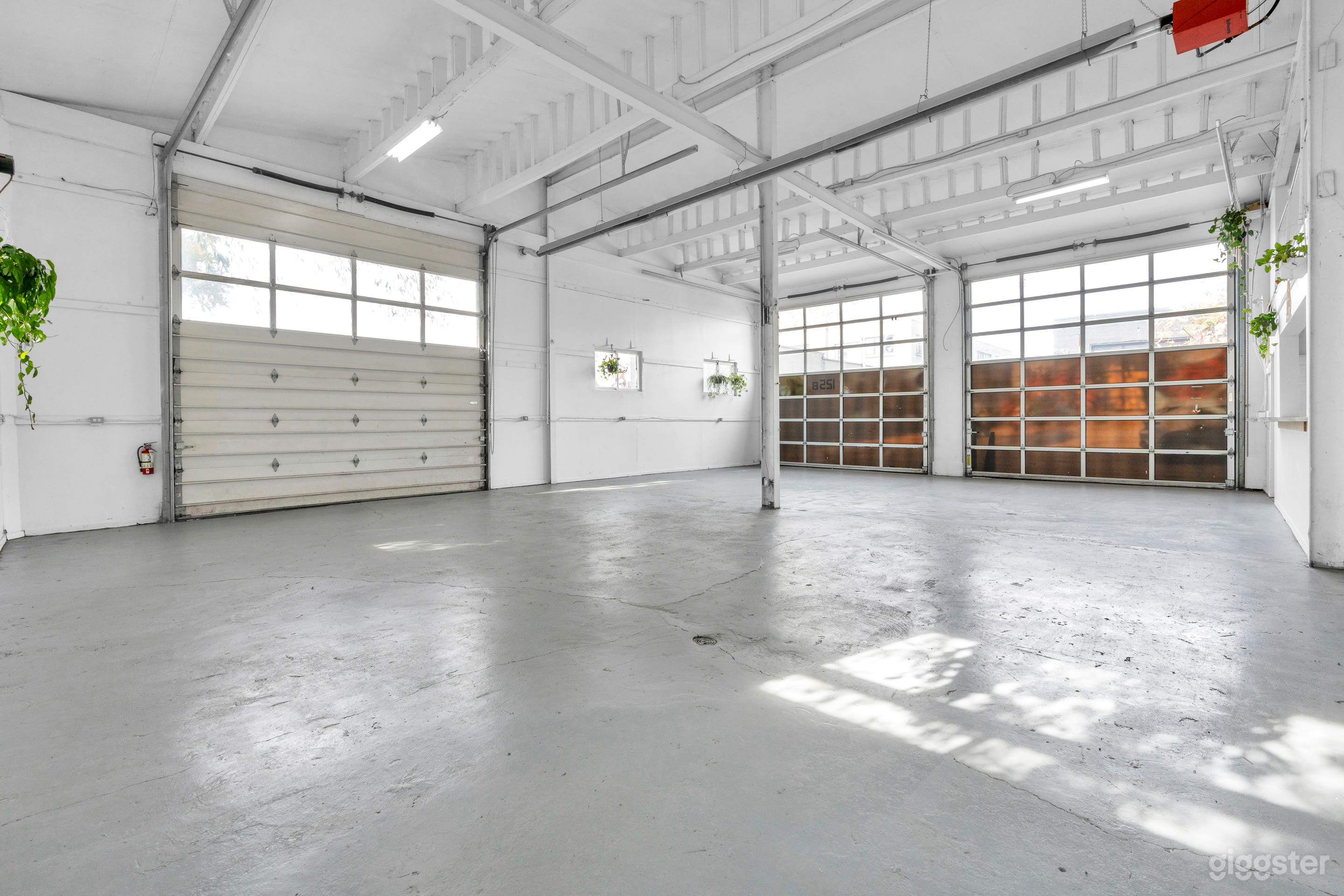 Bright, Open Concept Multi-use 2500 sq.ft Loft Photo 2