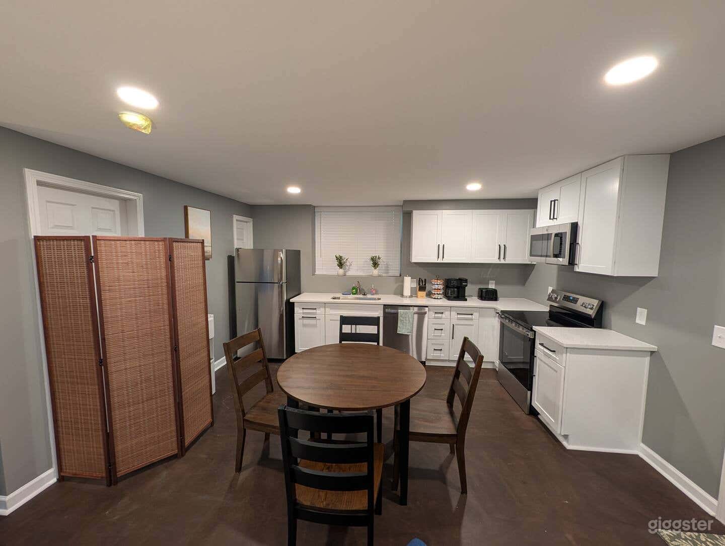 Contemporary Midtown Studio Photo 3