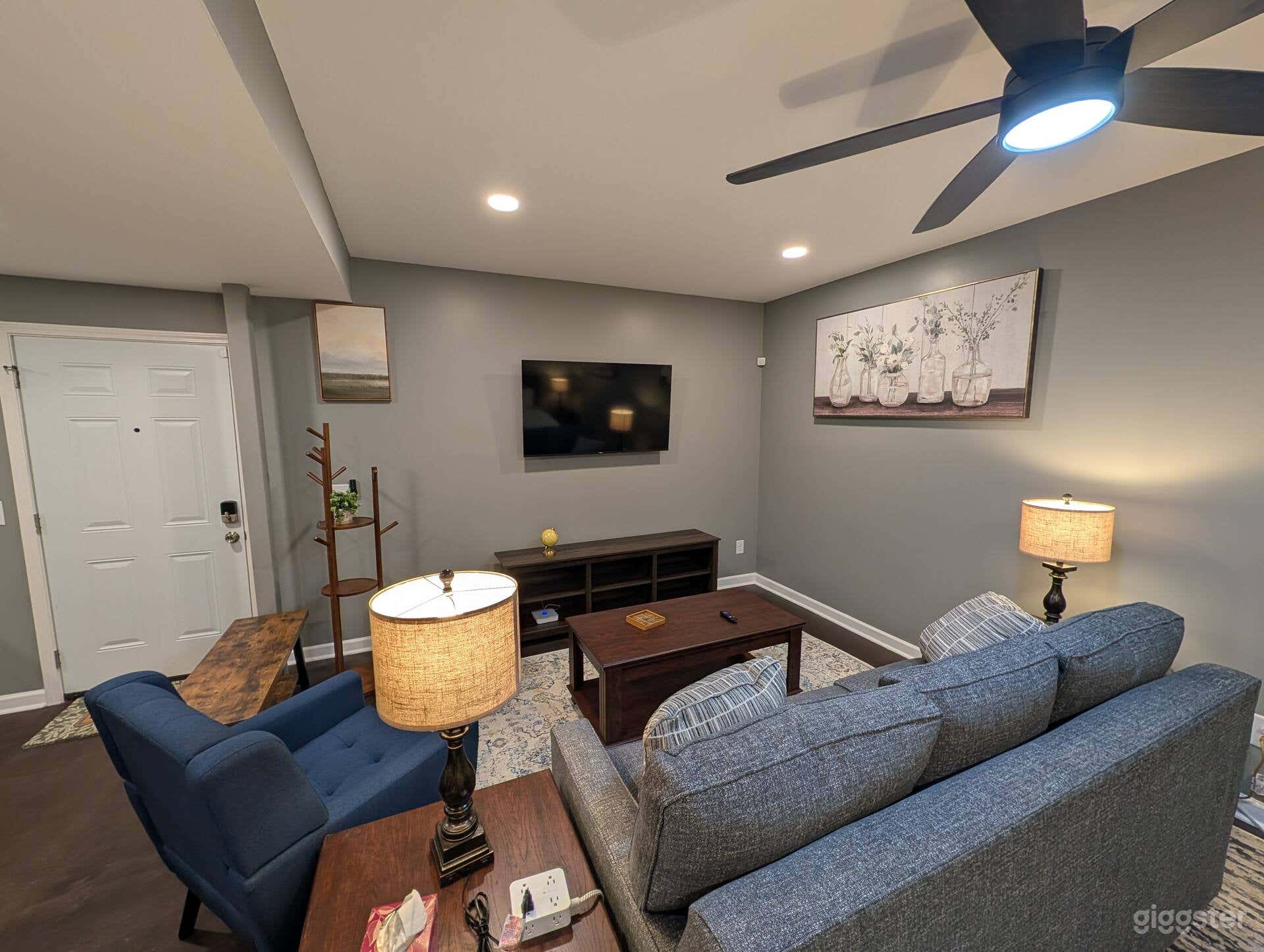 Contemporary Midtown Studio Photo 1