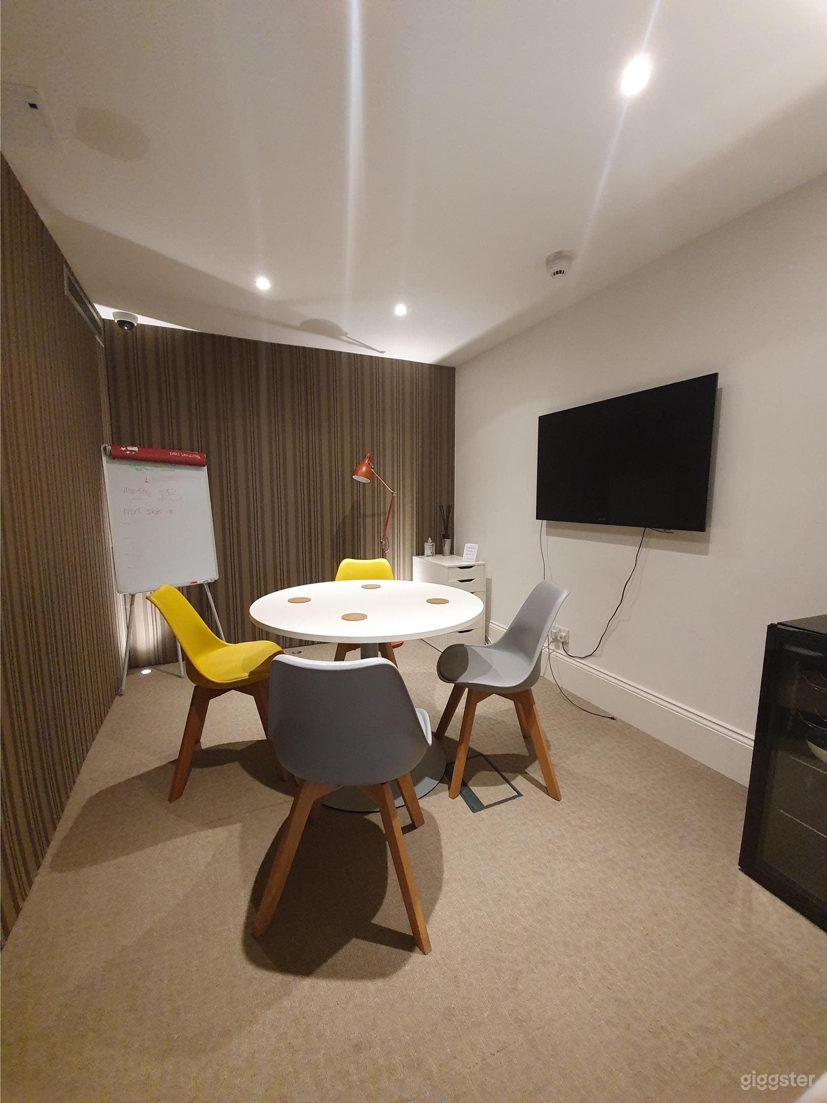 Space for Great Ideas: Small Ideas Room Photo 1