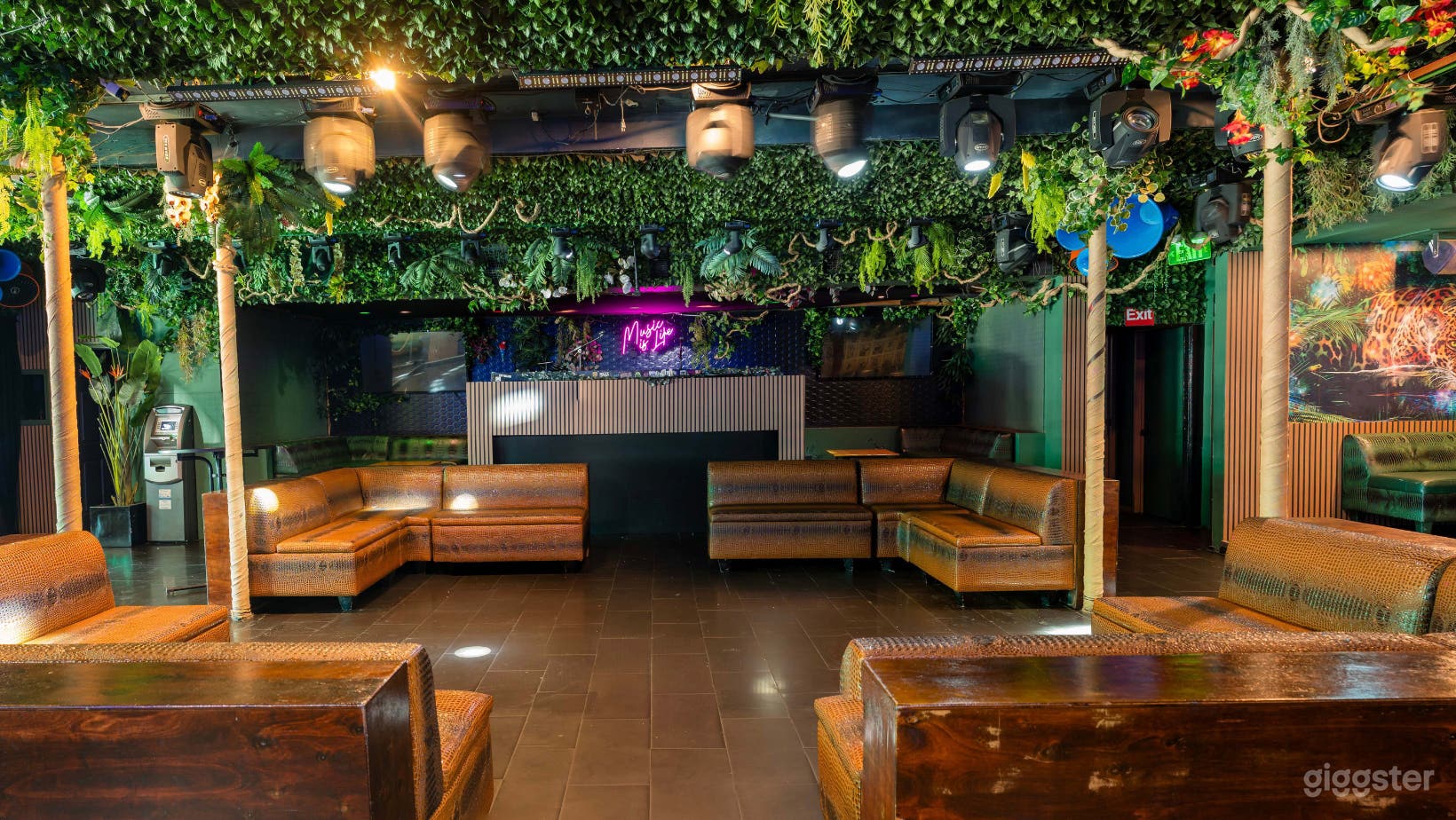 Vibrant Spacious Club Photo 4