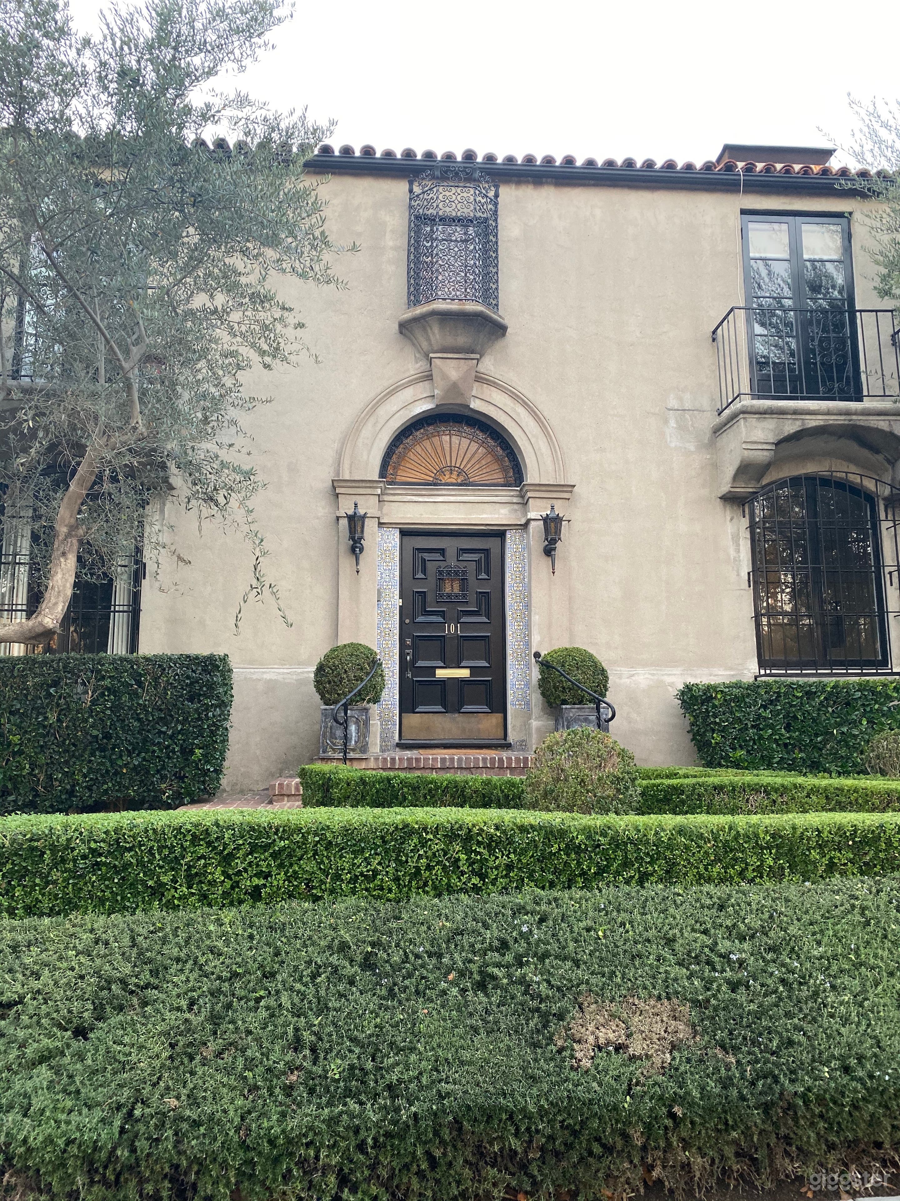 Hancock Park Duplex on corner lot Photo 1
