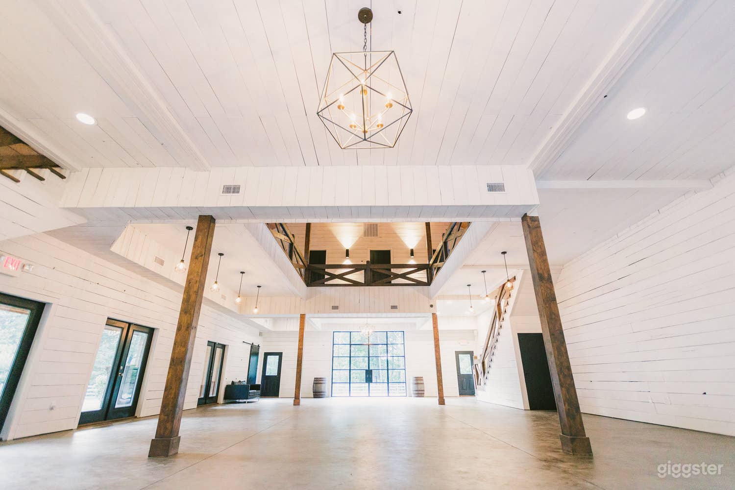 4,000 sq foot modern luxe barn that can be a blank slate for events, filming, retreats, etc.