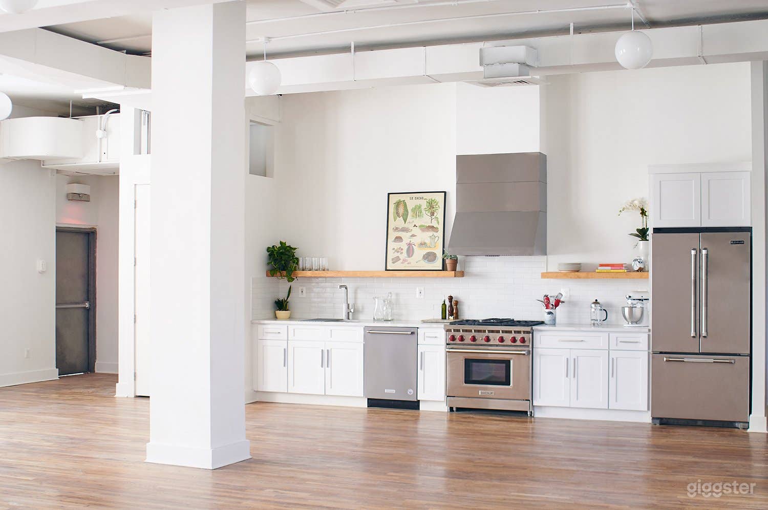 Stylish Kitchen Loft w/ Living &amp; Dining Area Photo 4