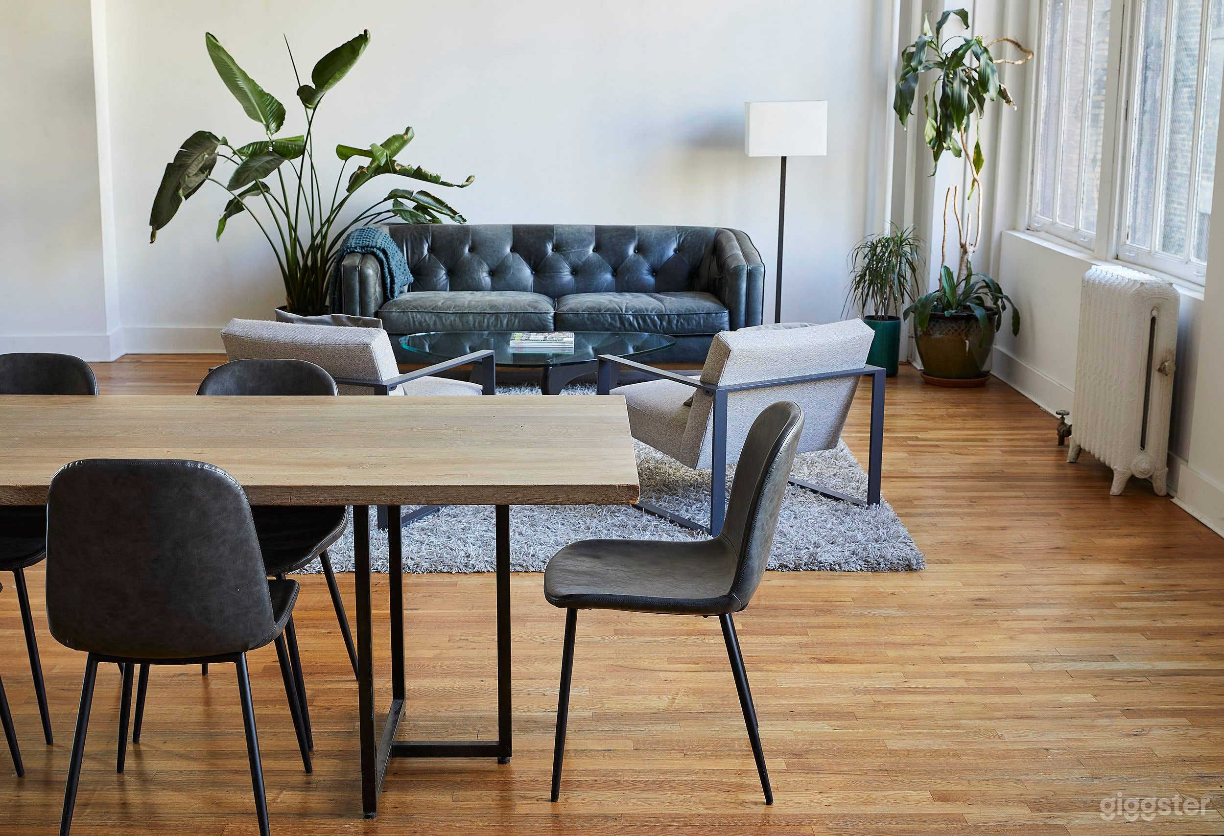 Stylish Kitchen Loft w/ Living &amp; Dining Area Photo 3