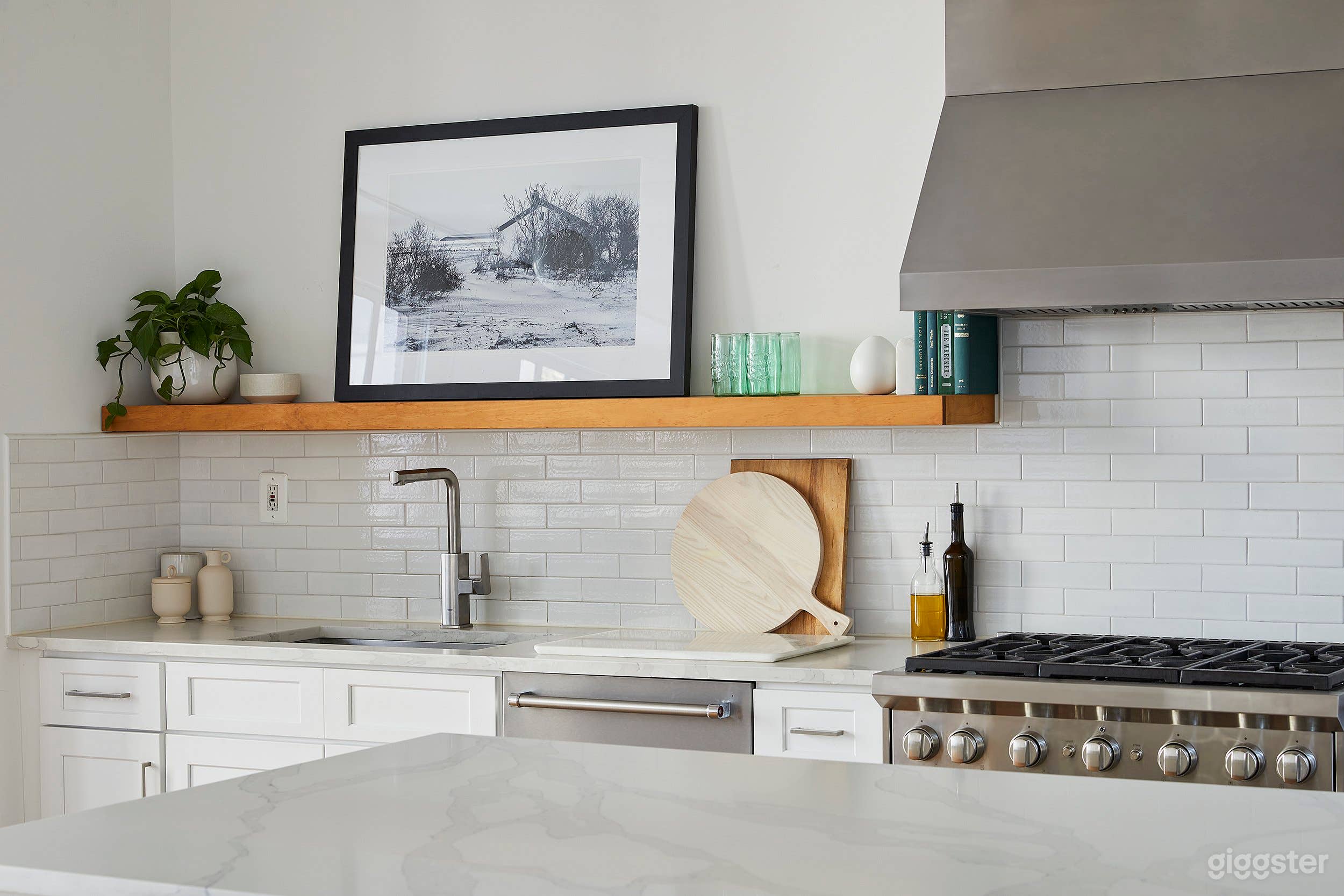 Stylish Kitchen Loft w/ Living &amp; Dining Area Photo 2