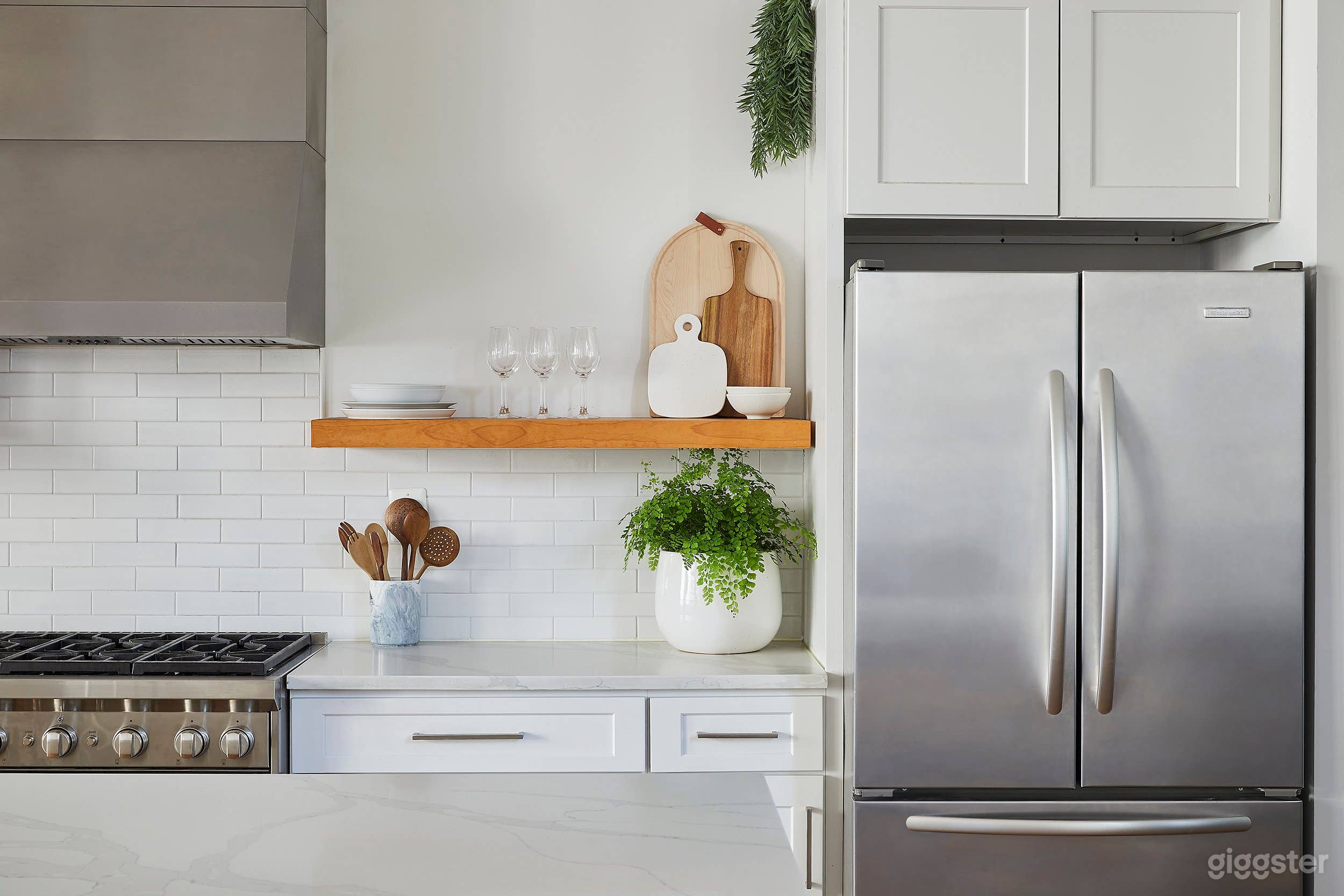 Stylish Kitchen Loft w/ Living &amp; Dining Area Photo 1