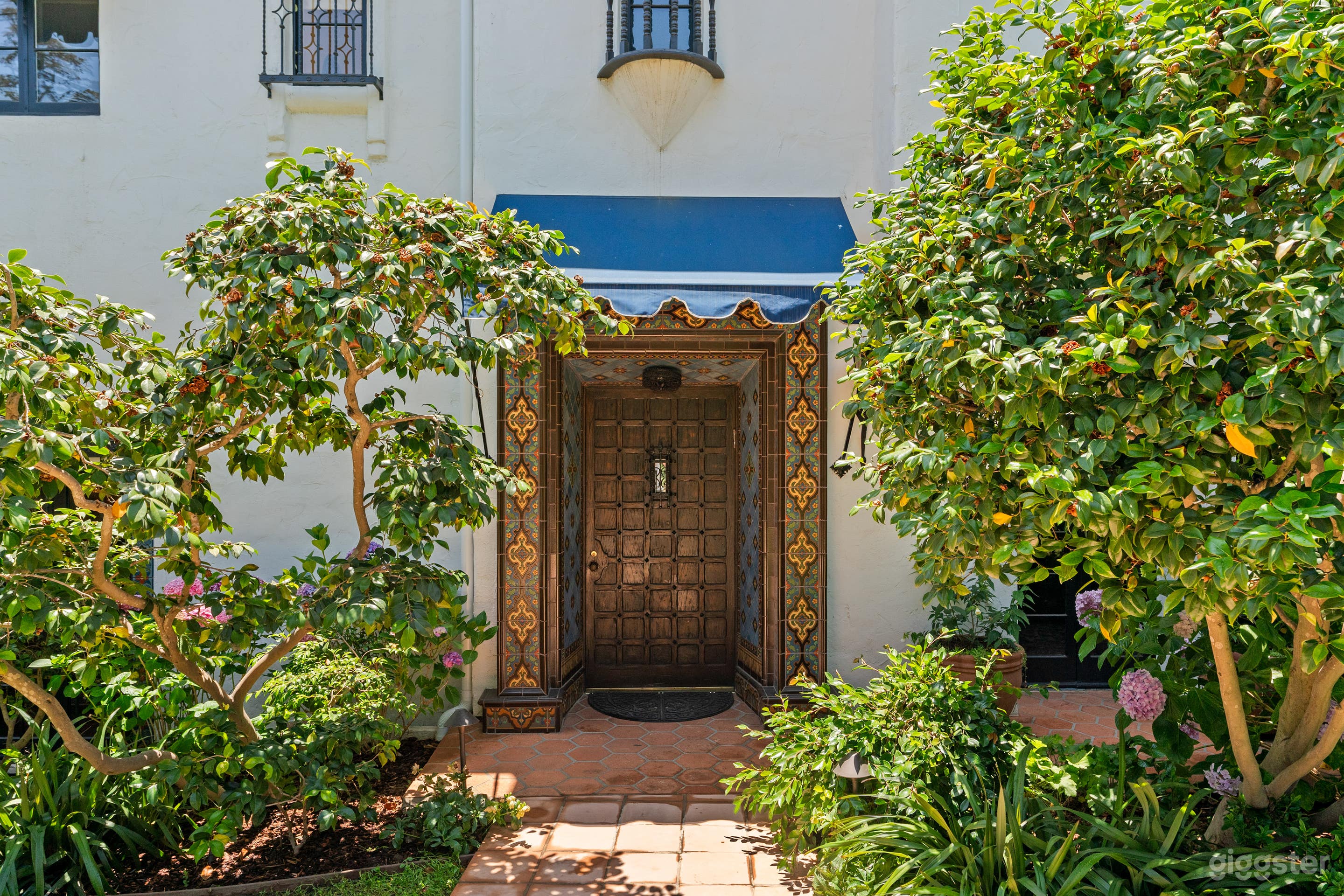 Classic Spanish Estate with Iconic Architecture Photo 4