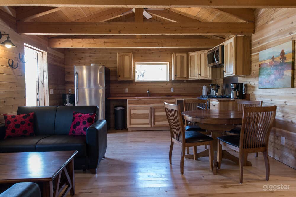 Country-style Cabin 2 with Veranda  Photo 4