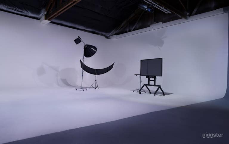  tethering stations / screens and equipment 