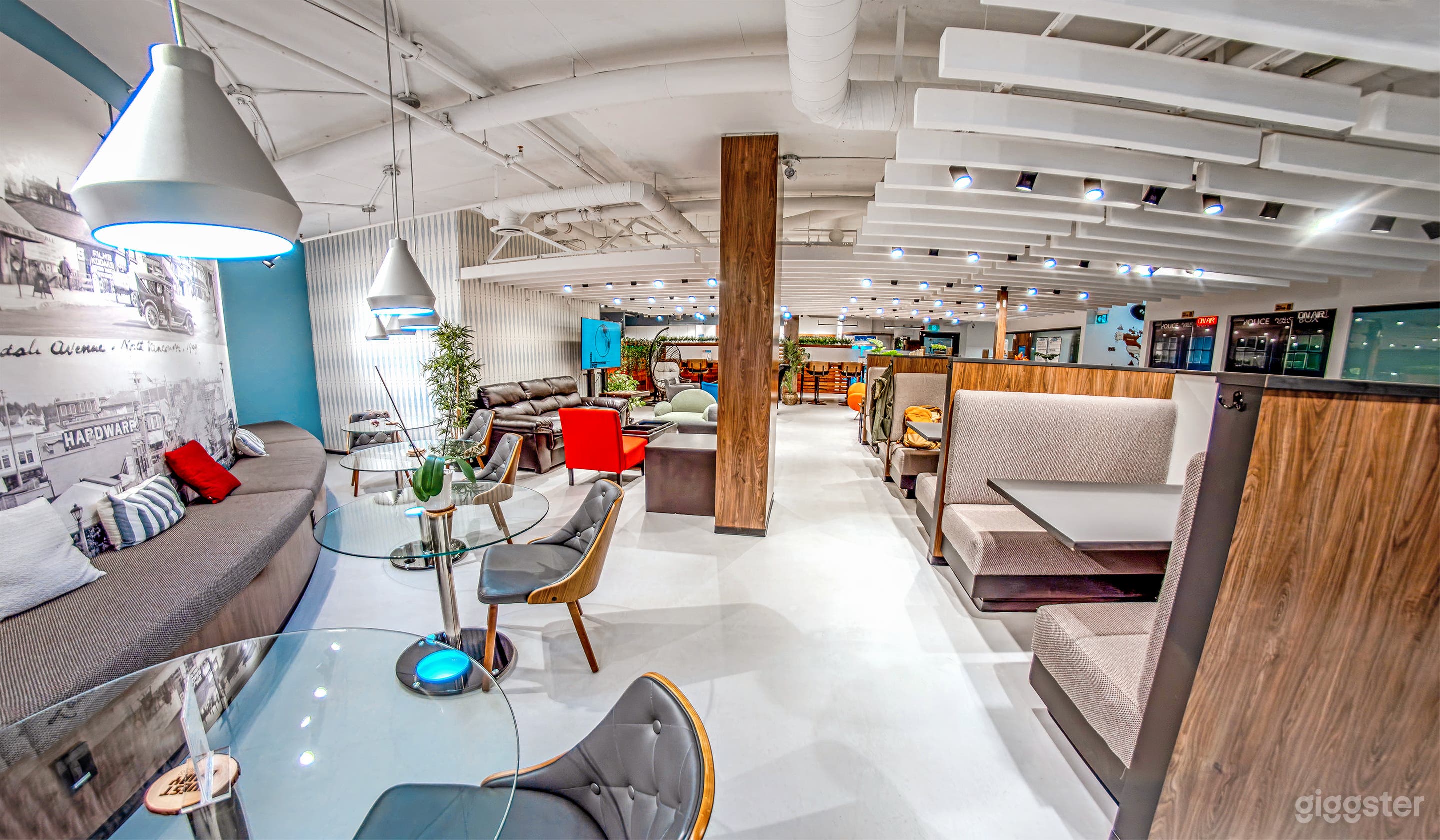 Small Meeting Room for 4 Photo 2