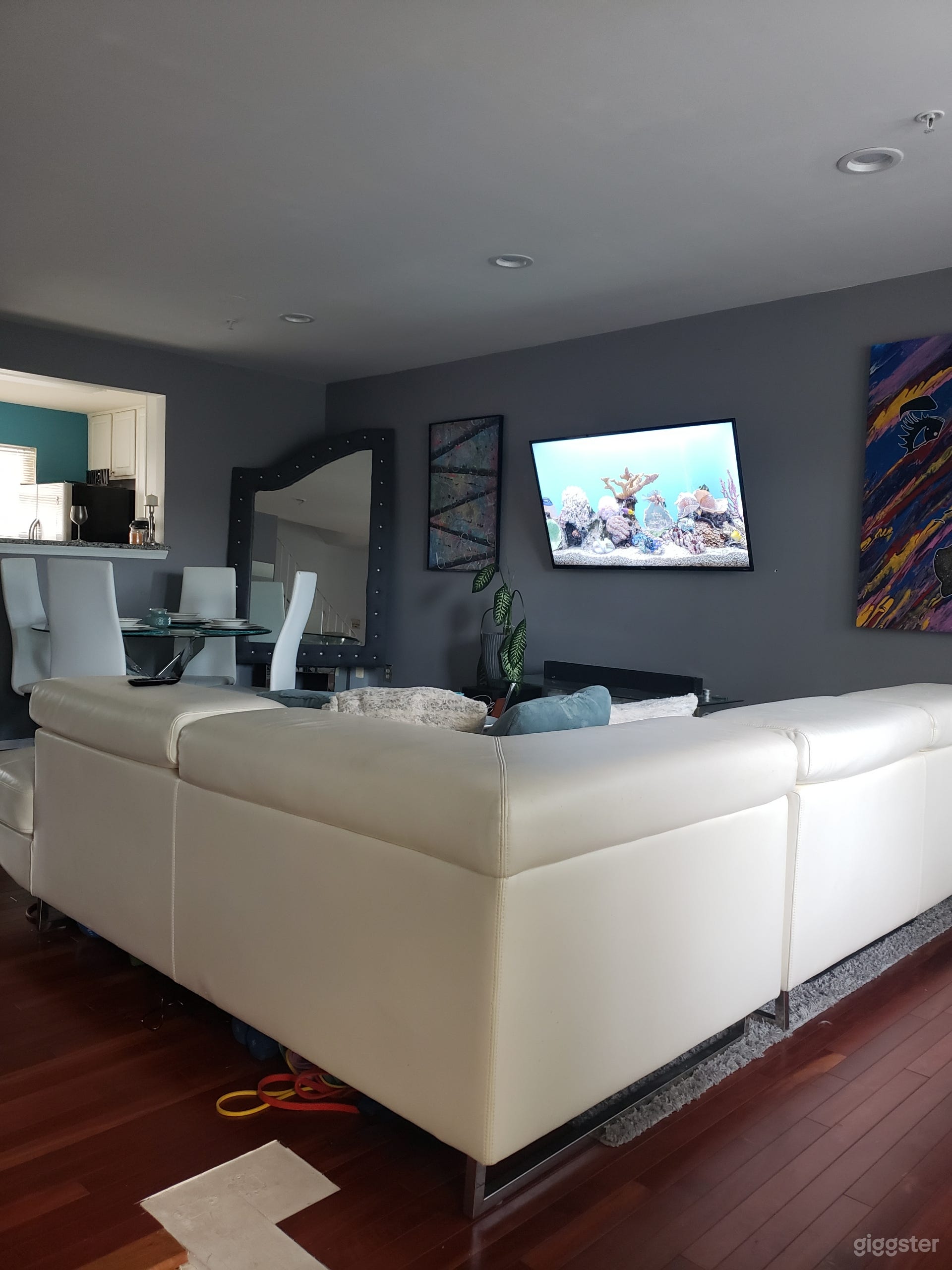 Contemporary Chic And Chill Photo 4