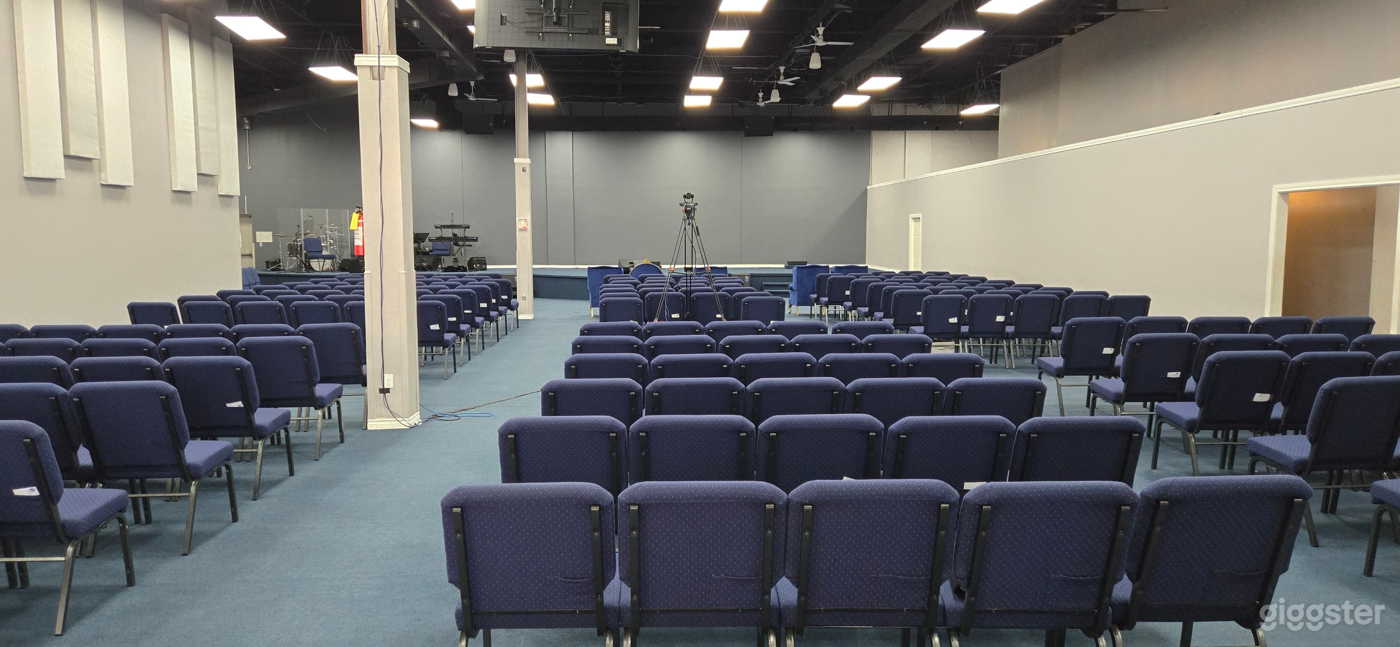 Spacious 4,000 sq ft Venue w/ 18' Ceiling Photo 3