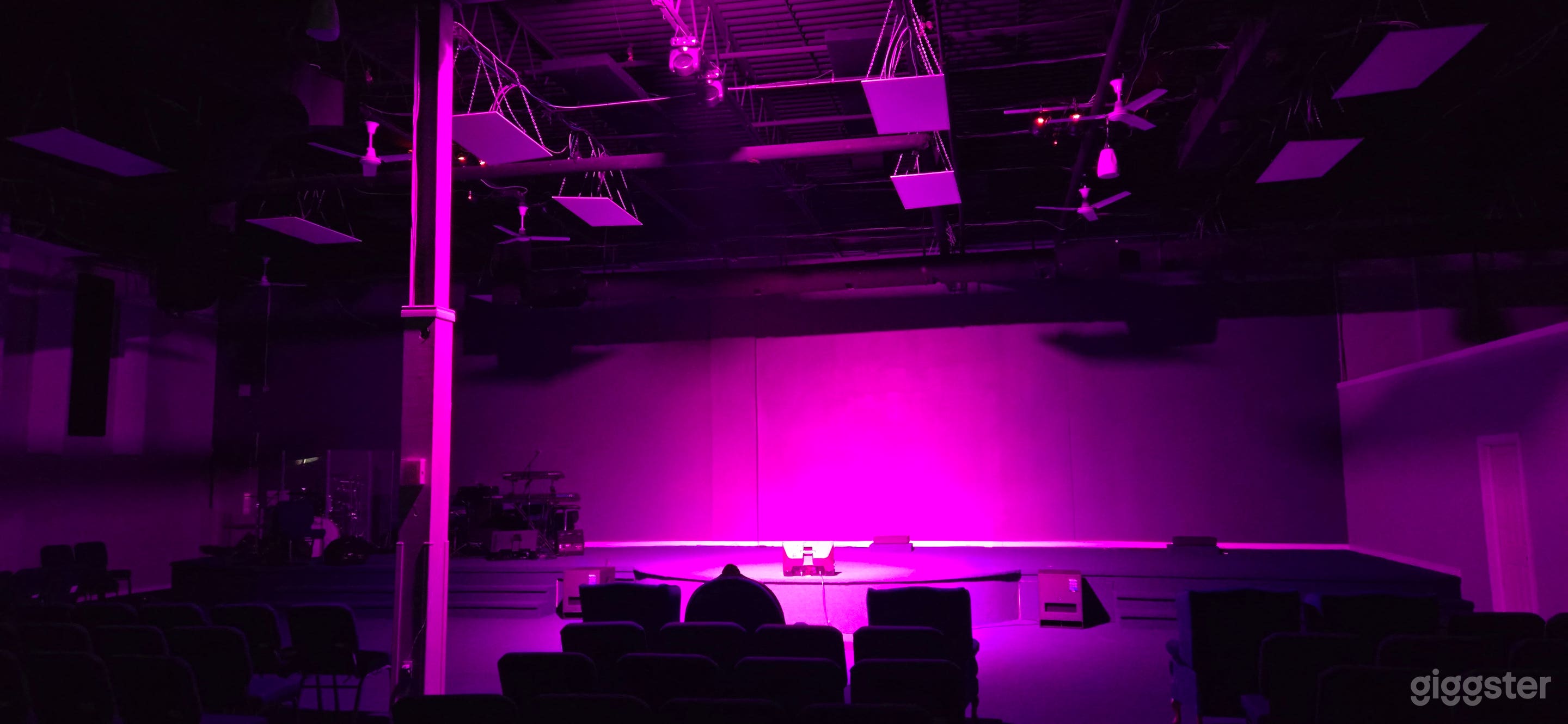 Spacious 4,000 sq ft Venue w/ 18' Ceiling Photo 4