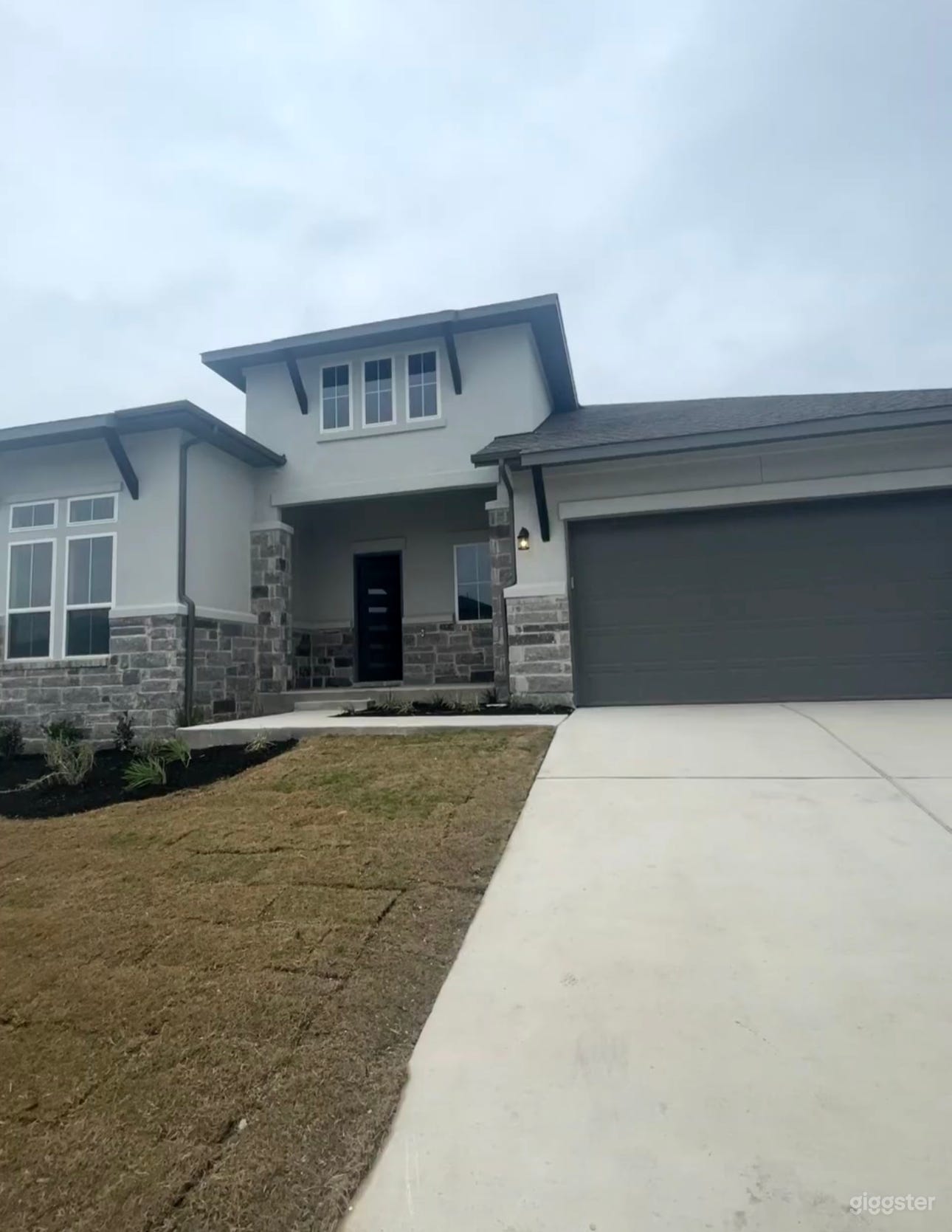 Specious modern European house Photo 1