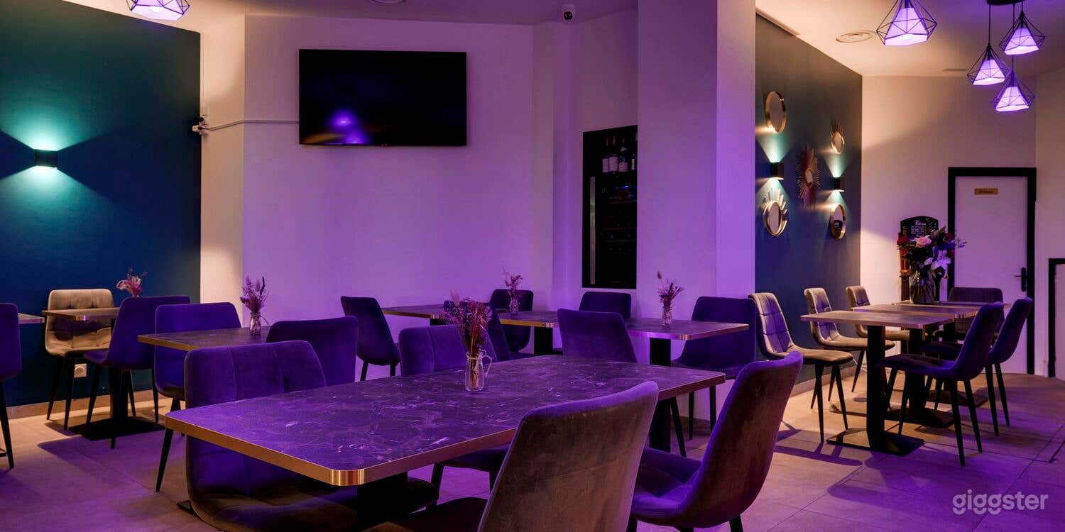 Photo de Restaurant et bar à cocktails moderne avec un bar élégant 2