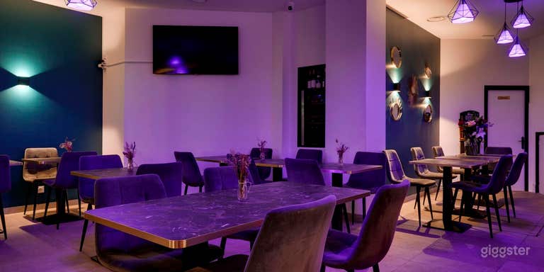  Restaurant et bar à cocktails moderne avec un bar élégant 
