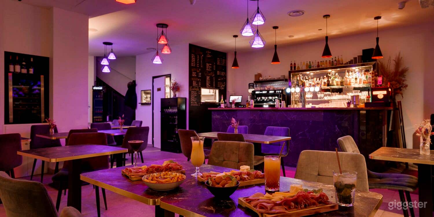 Photo de Restaurant et bar à cocktails moderne avec un bar élégant 1