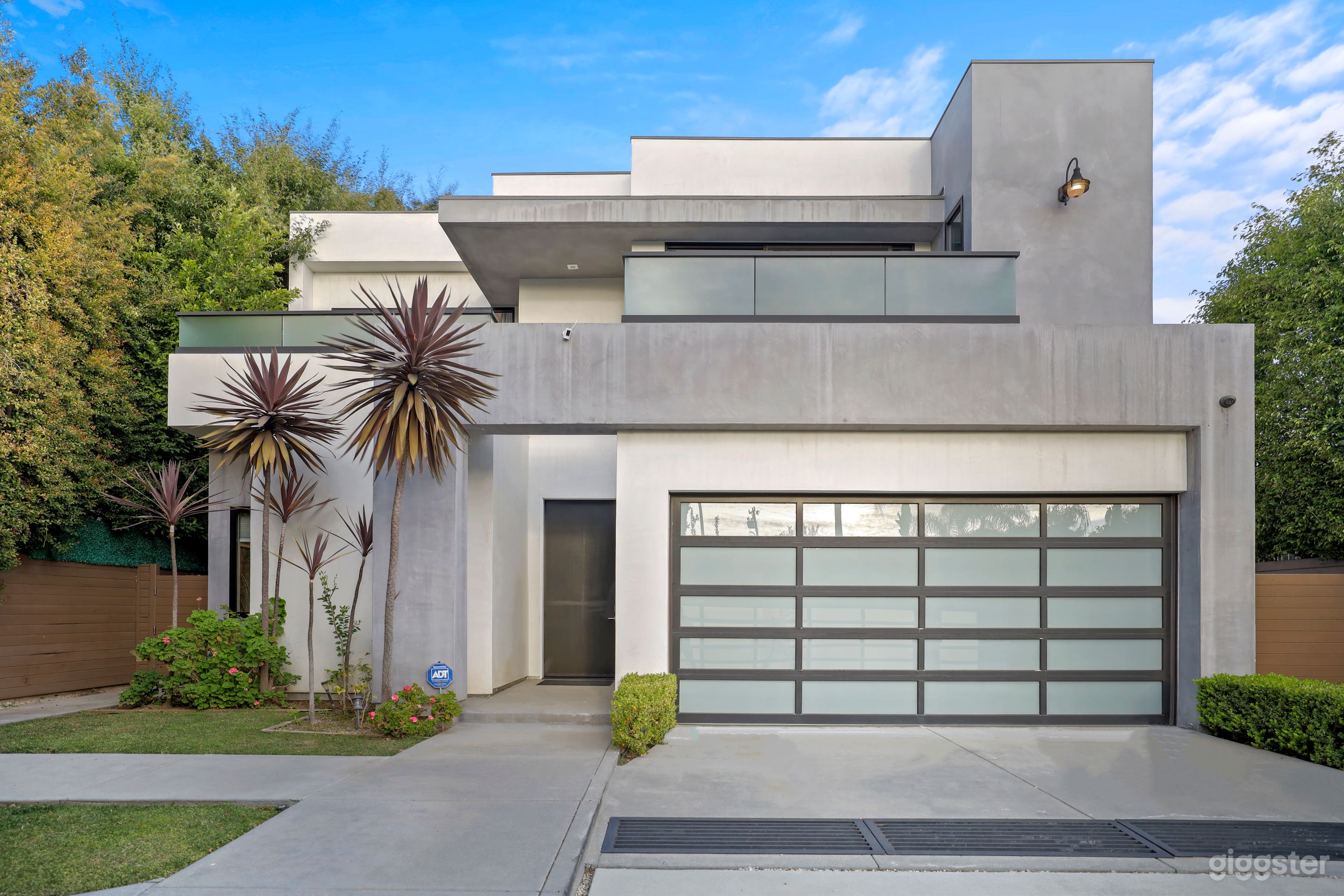  CRESCENT HEIGHTS MODERN LUXE POOL/ DRAMATIC LINES Photo 2