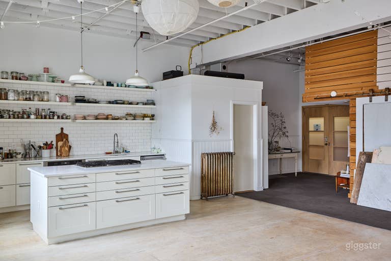  Photo studio with kitchen, props, and natural light 