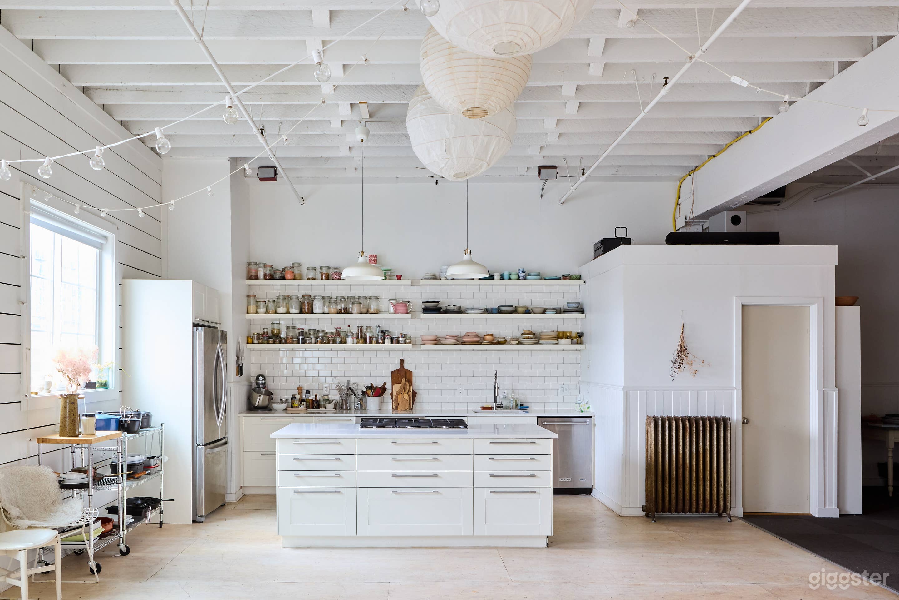 Photo studio with kitchen, props, and natural light Photo 1