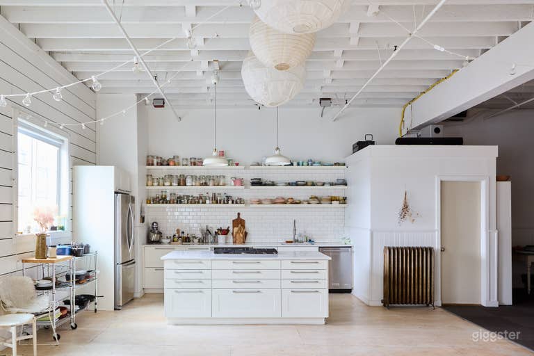  Photo studio with kitchen, props, and natural light 