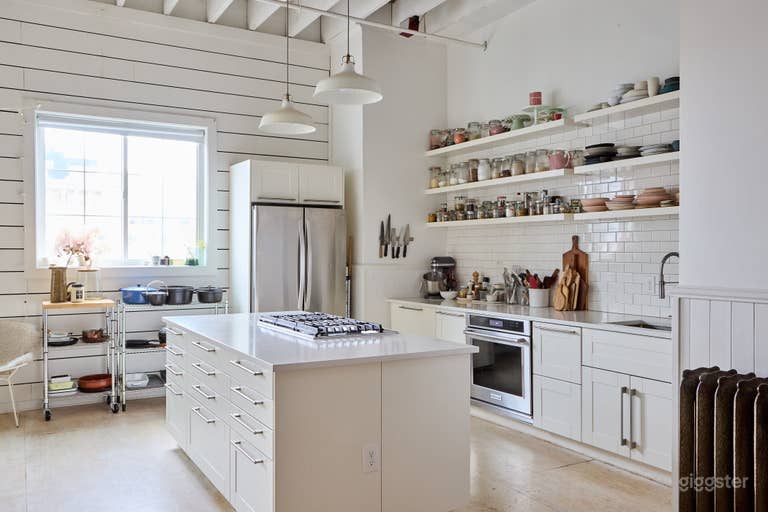  Photo studio with kitchen, props, and natural light 