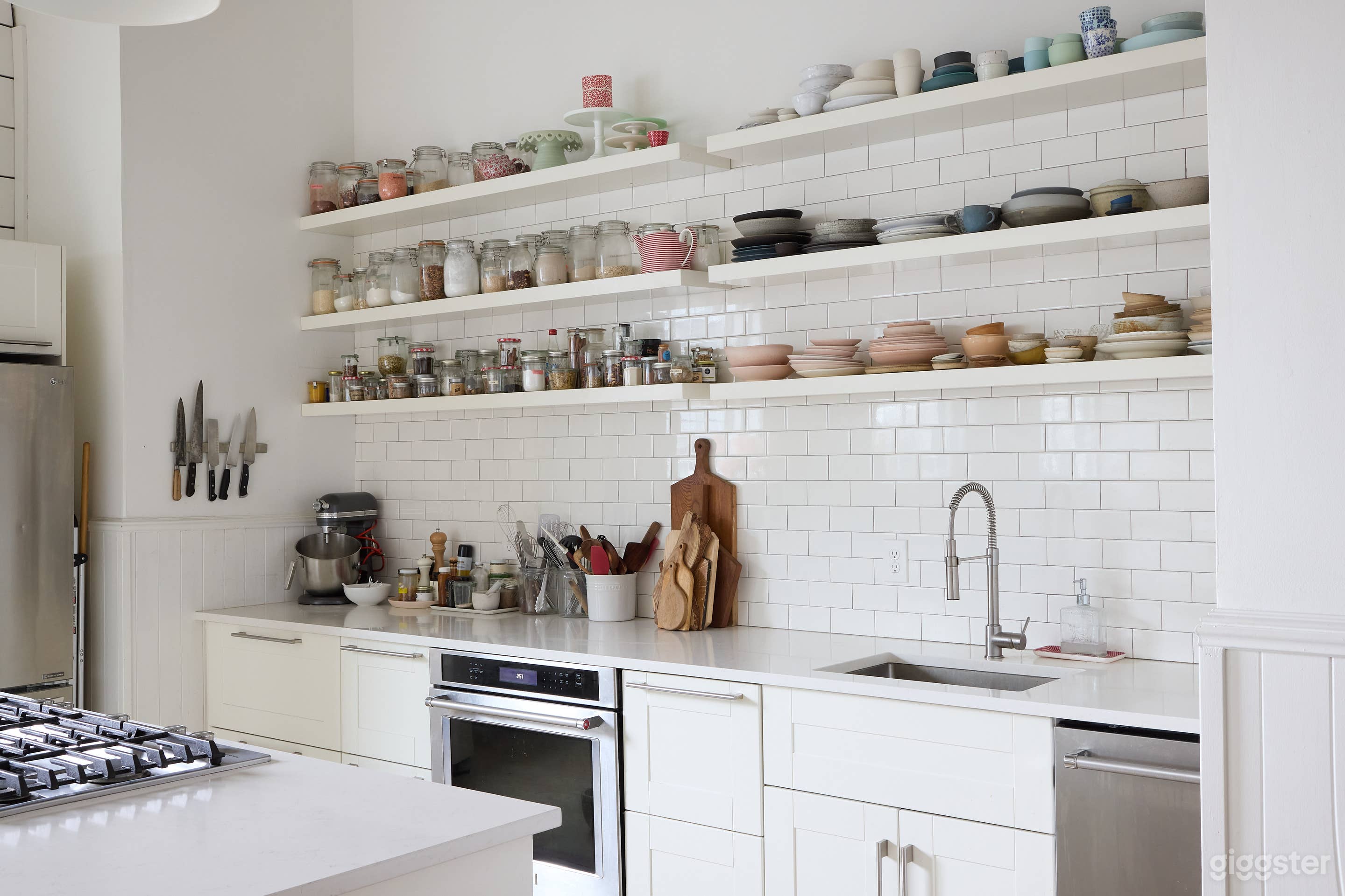 Photo studio with kitchen, props, and natural light Photo 4