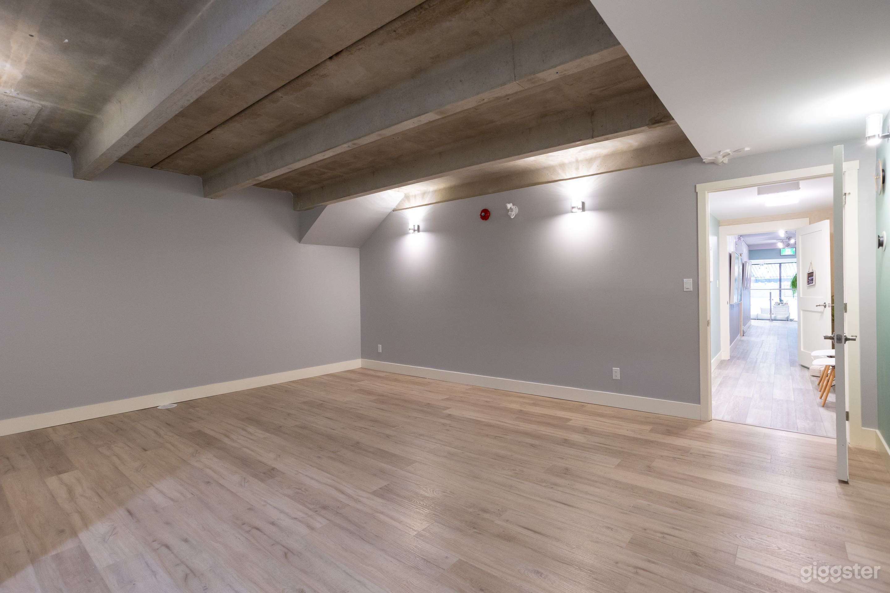 Cute yoga studio with concrete ceilings and JBL sound system Photo 2