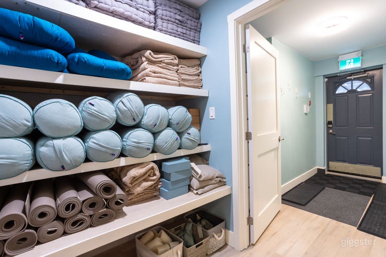  Cute yoga studio with concrete ceilings and JBL sound system 