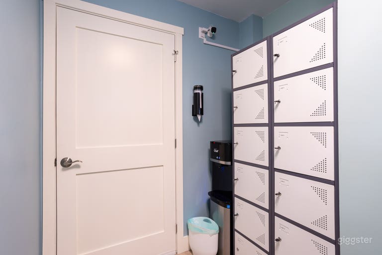  Cute yoga studio with concrete ceilings and JBL sound system 