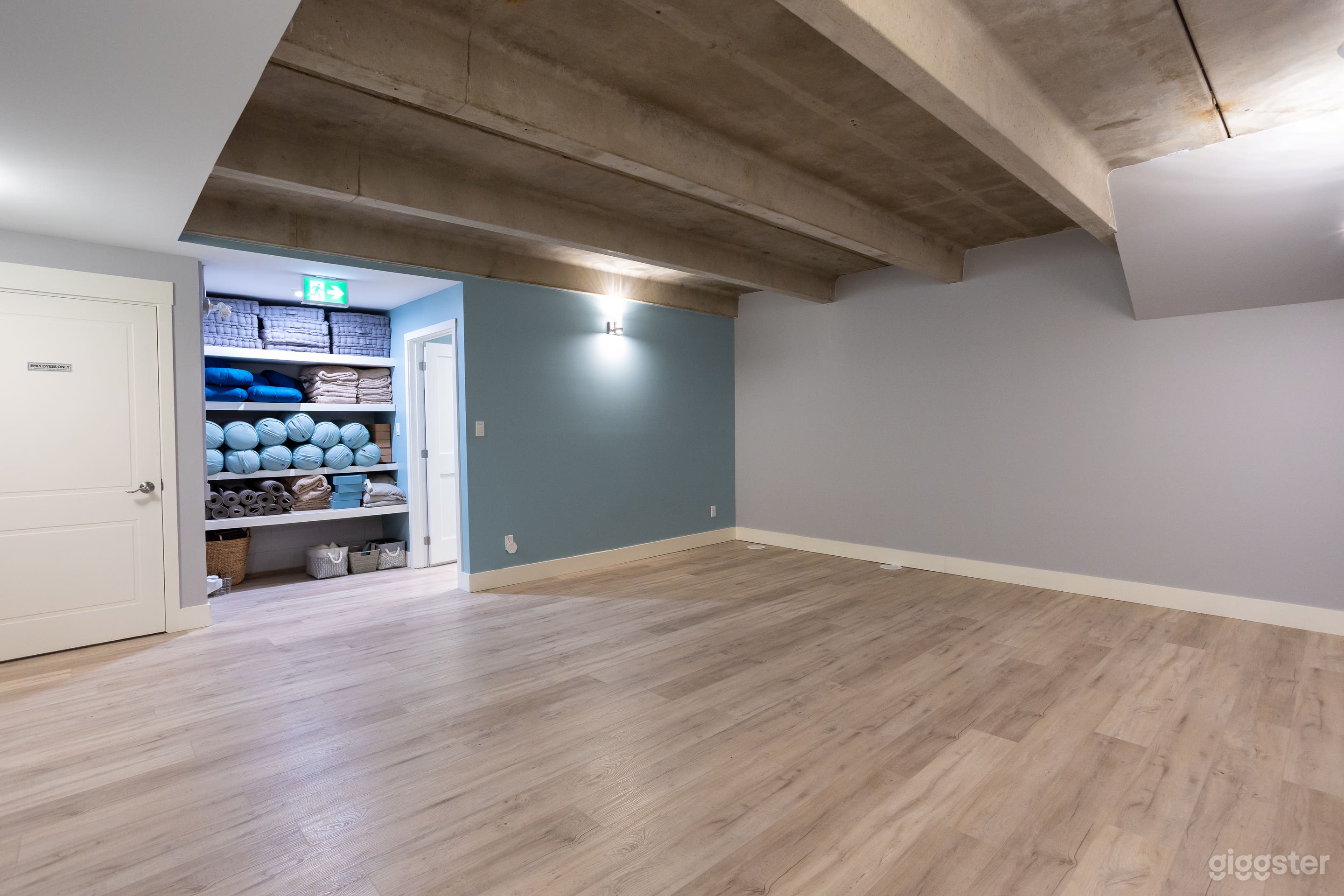 Cute yoga studio with concrete ceilings and JBL sound system Photo 1