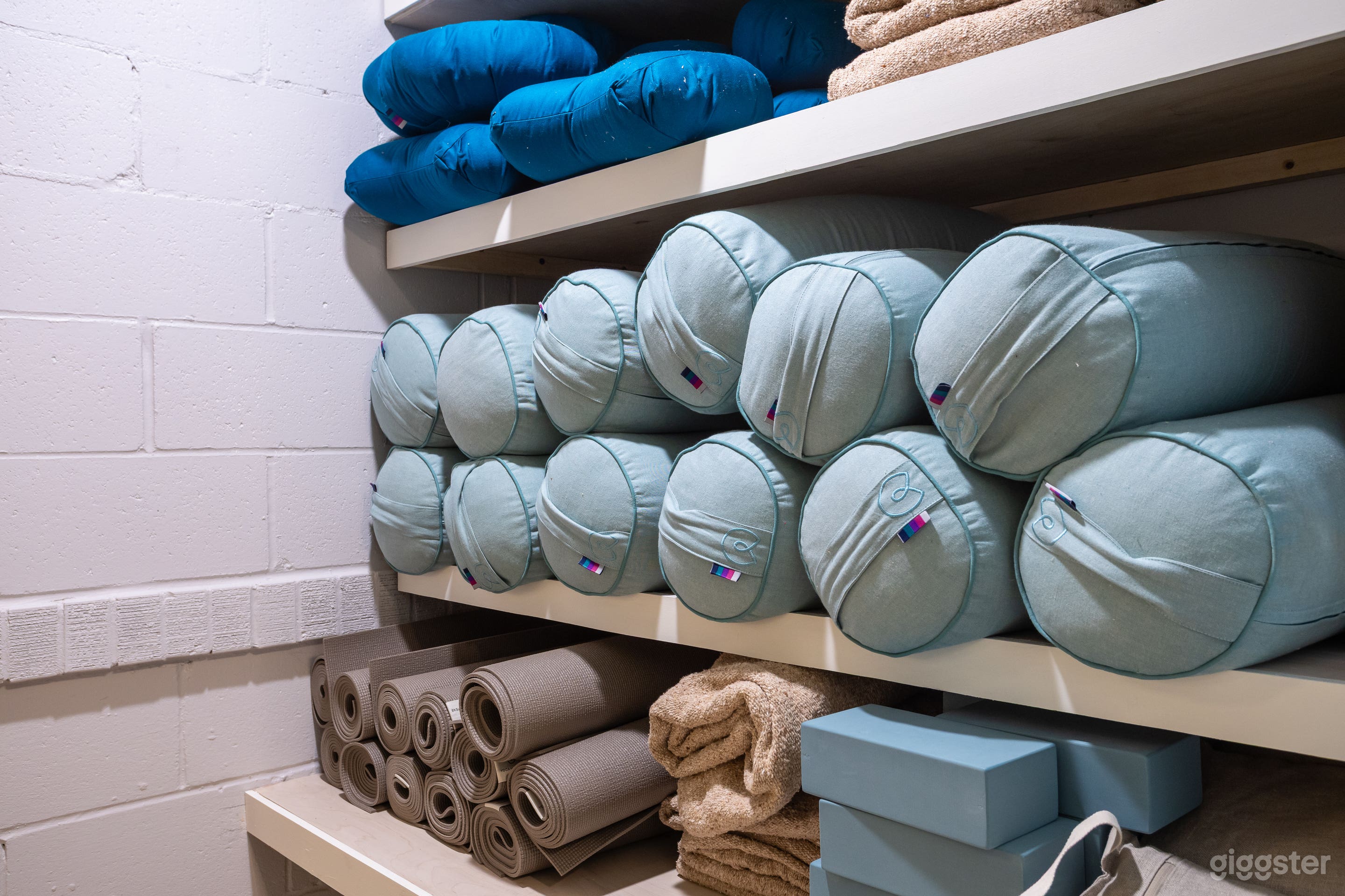 Cute yoga studio with concrete ceilings and JBL sound system Photo 3