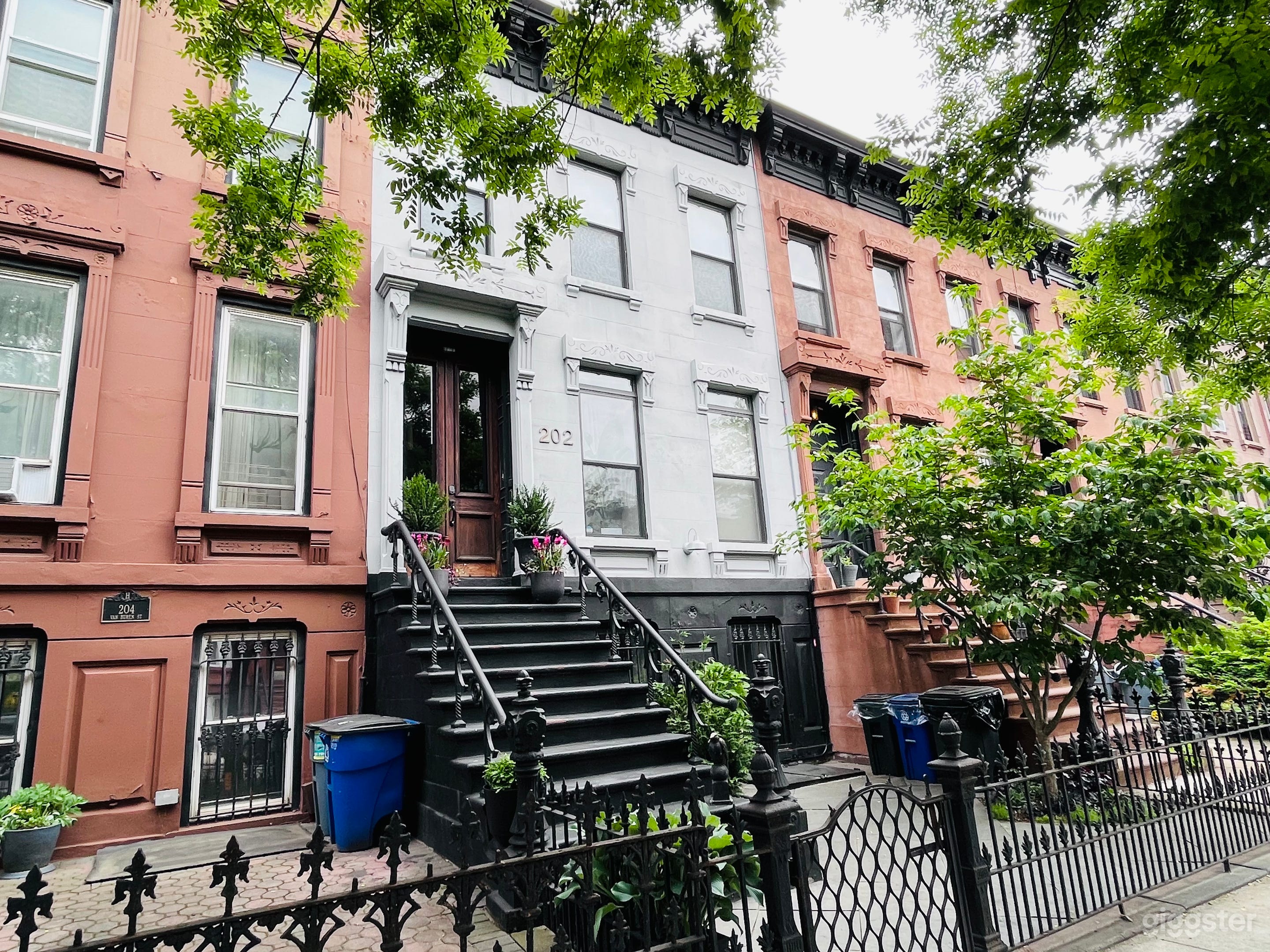 Brownstone with Black Bedroom and Backyard Oasis Photo 4