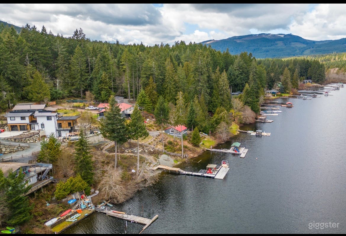 Luxury Lakefront House  Photo 1