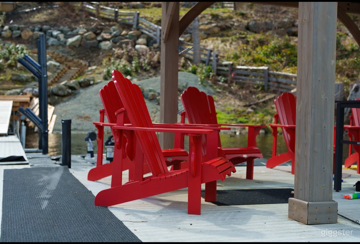 Luxury Lakefront House  Photo 2