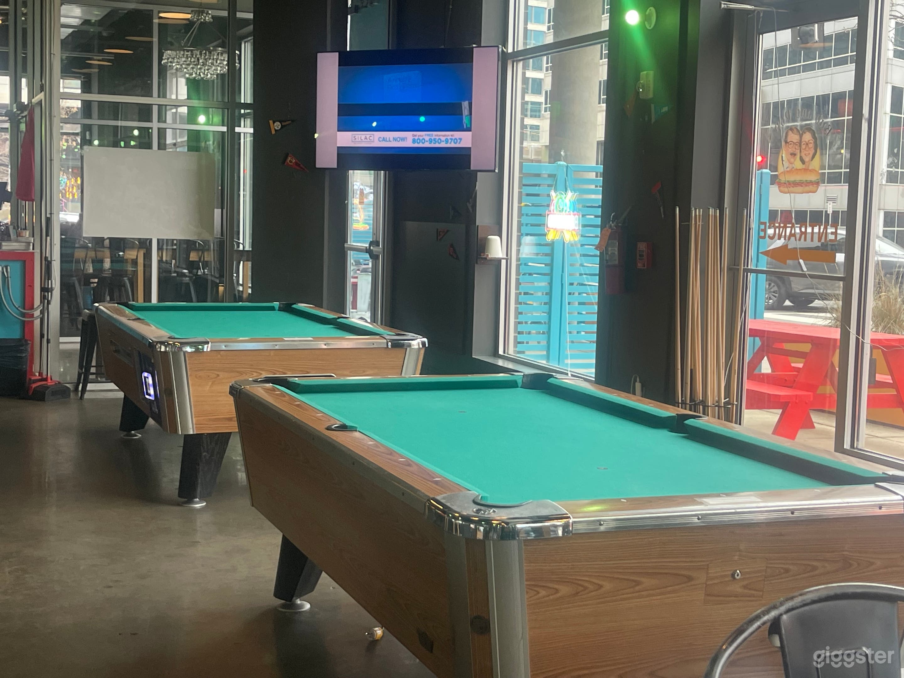 160 seat restaurant bar with duck bowling lanes & food! Photo 4