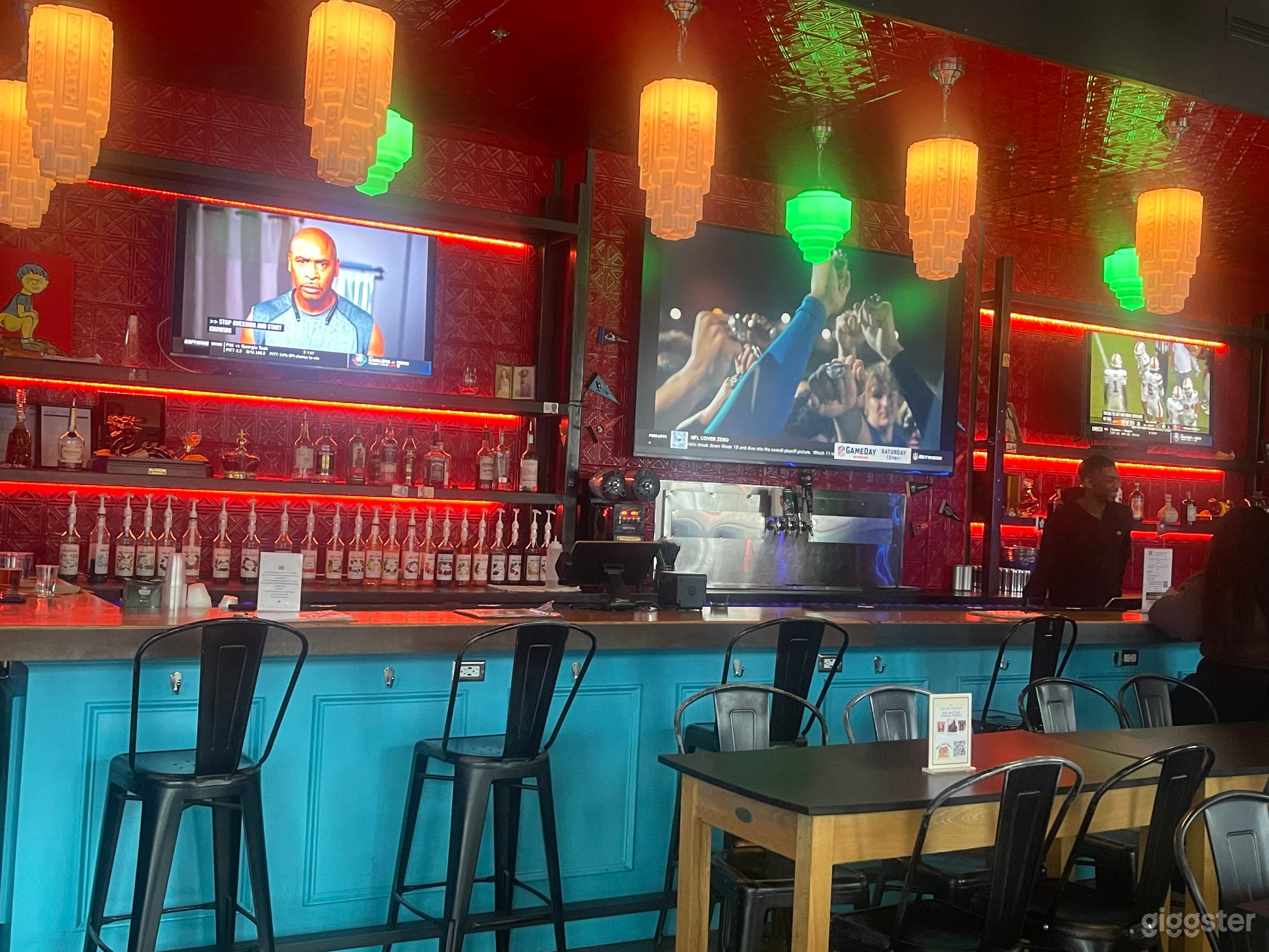 160 seat restaurant bar with duck bowling lanes & food! Photo 2